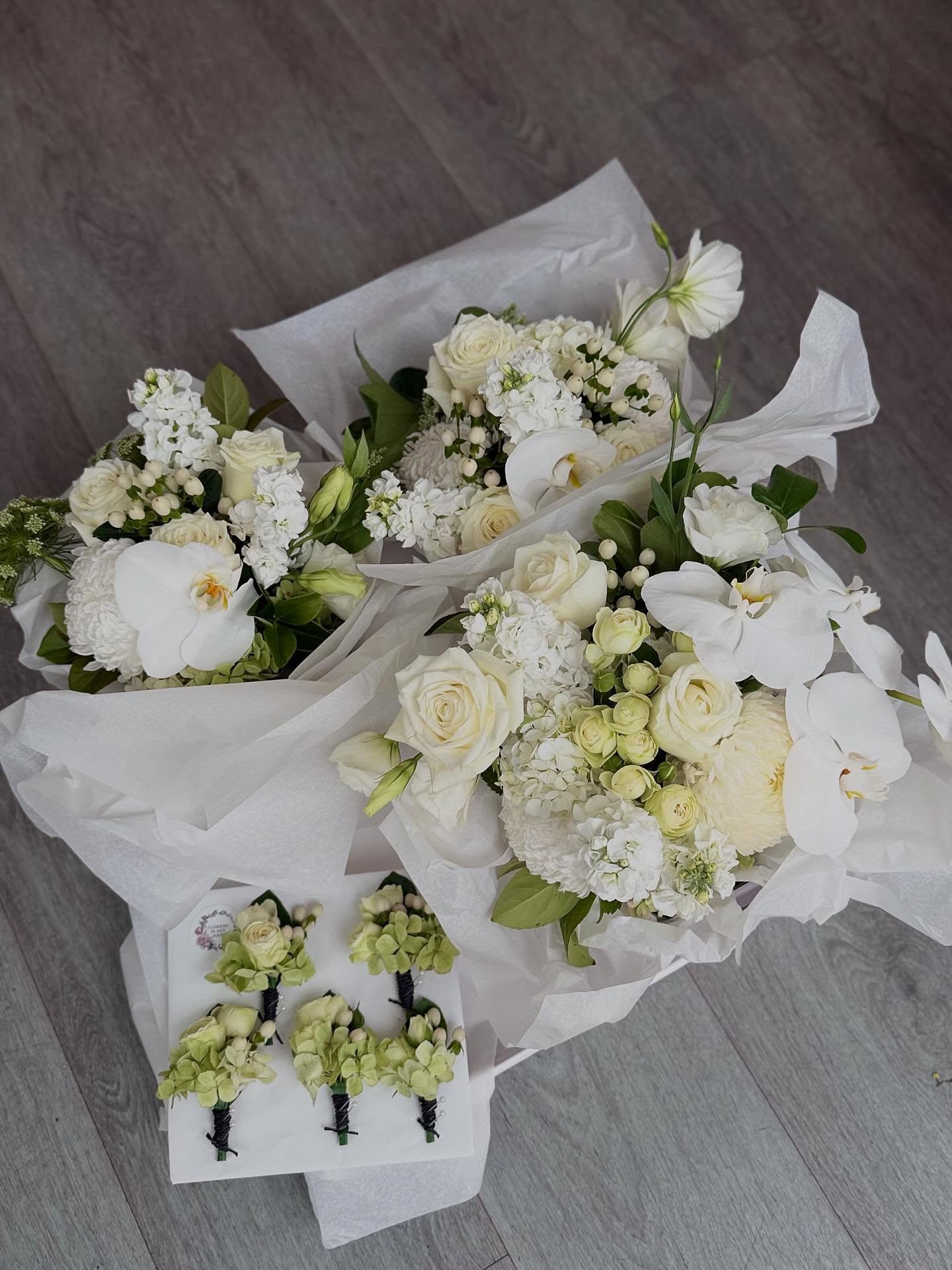 CLICK and COLLECT Bridal Package-
Bridal Bouquet 💐 Bridesmaids 💐. Buttonholes🌹. Easy-Peasy 👍🏻