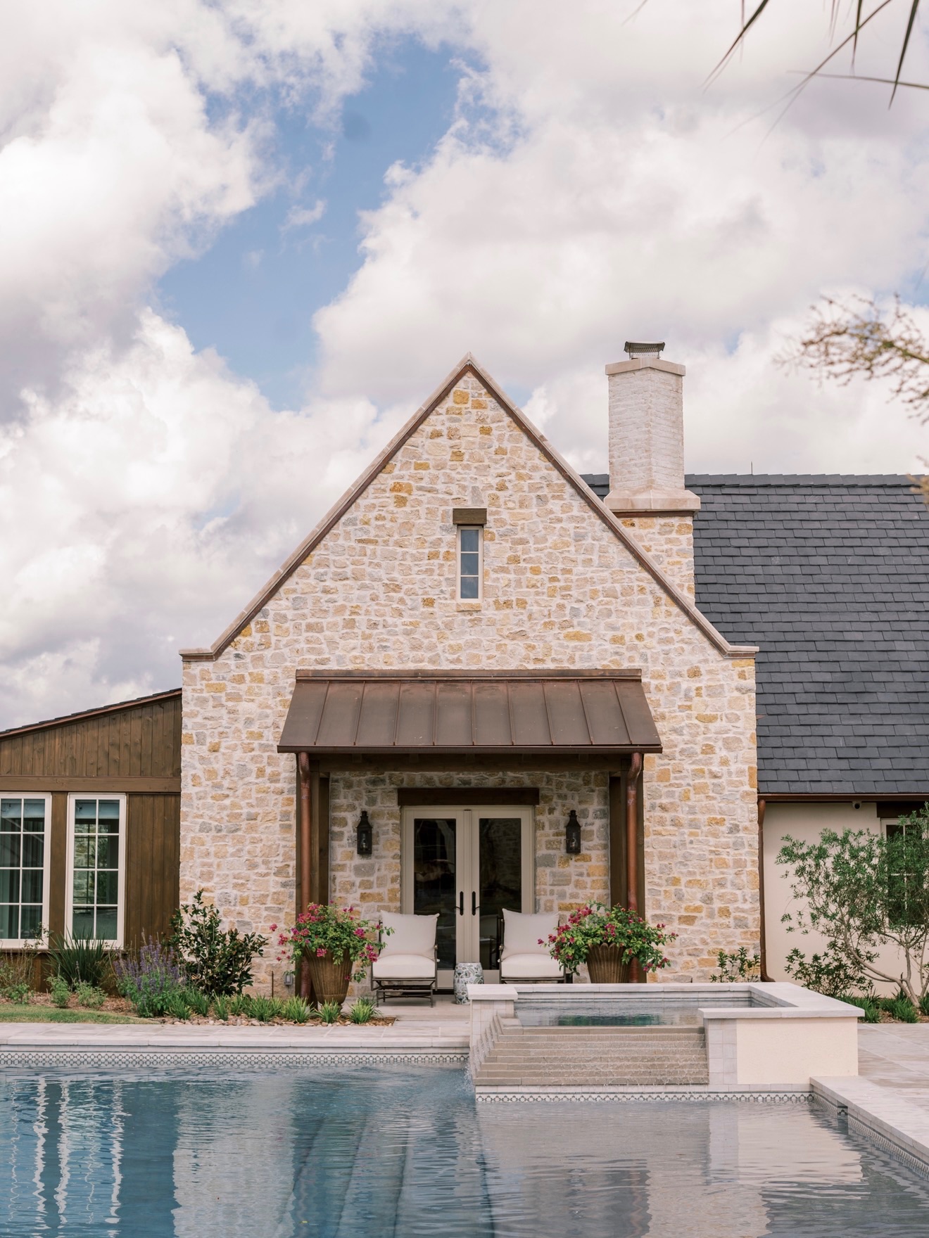 From Earth to Installation isn’t just our tagline—it’s our mission. It guides the decisions we make, from where our materials come from to how they’re brought to life 💚 Happy Earth Day!
Photo by: Jenny King Photography
Earth Day | Natural Materials | Stone | Houston | Austin | Dallas