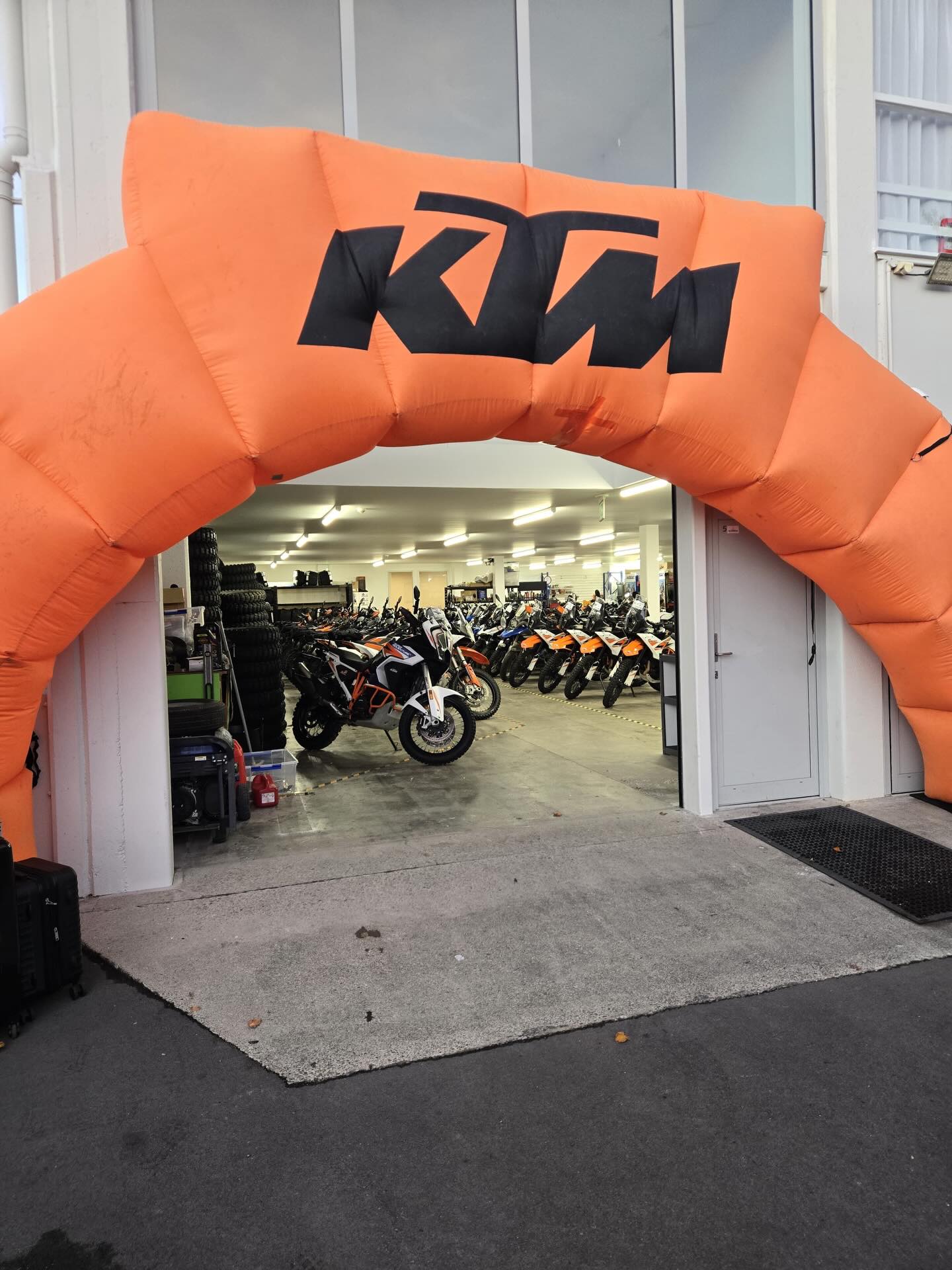 Tour 2614 • End of Season 🔥
What a way to wrap up the Ultimate Adventure Moto NZ season.
15 awesome riders, including a couple two-up, took on an unforgettable lap of the South Island. We saw it all, sunshine, a day of rain, and even snow up on one of our Alpine trails. Proper adventure riding at its best! 💥😜
Epic roads, big views, and even better people. This crew made it something special from start to finish.✊
Massive thanks to everyone who joined us this season. We’re already looking forward to doing it all again.
#UltimateAdventureMoto #kriega #southislandnz #adventureriding #ktm