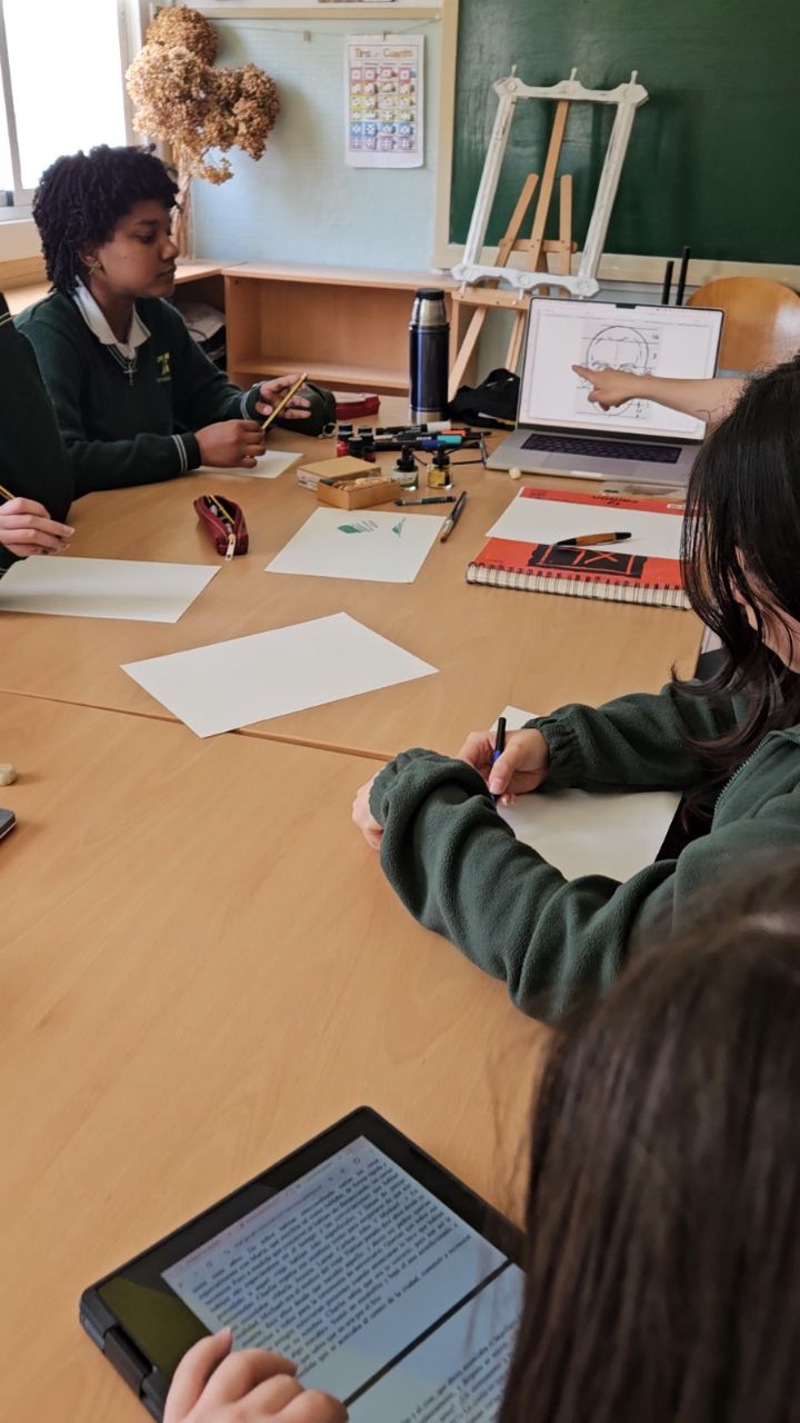 En el mes del arte tenemos en marcha un Club de Dibujo en el recreo de secundaria.
#clubdedibujo
#colegiofranciscanoscoruña