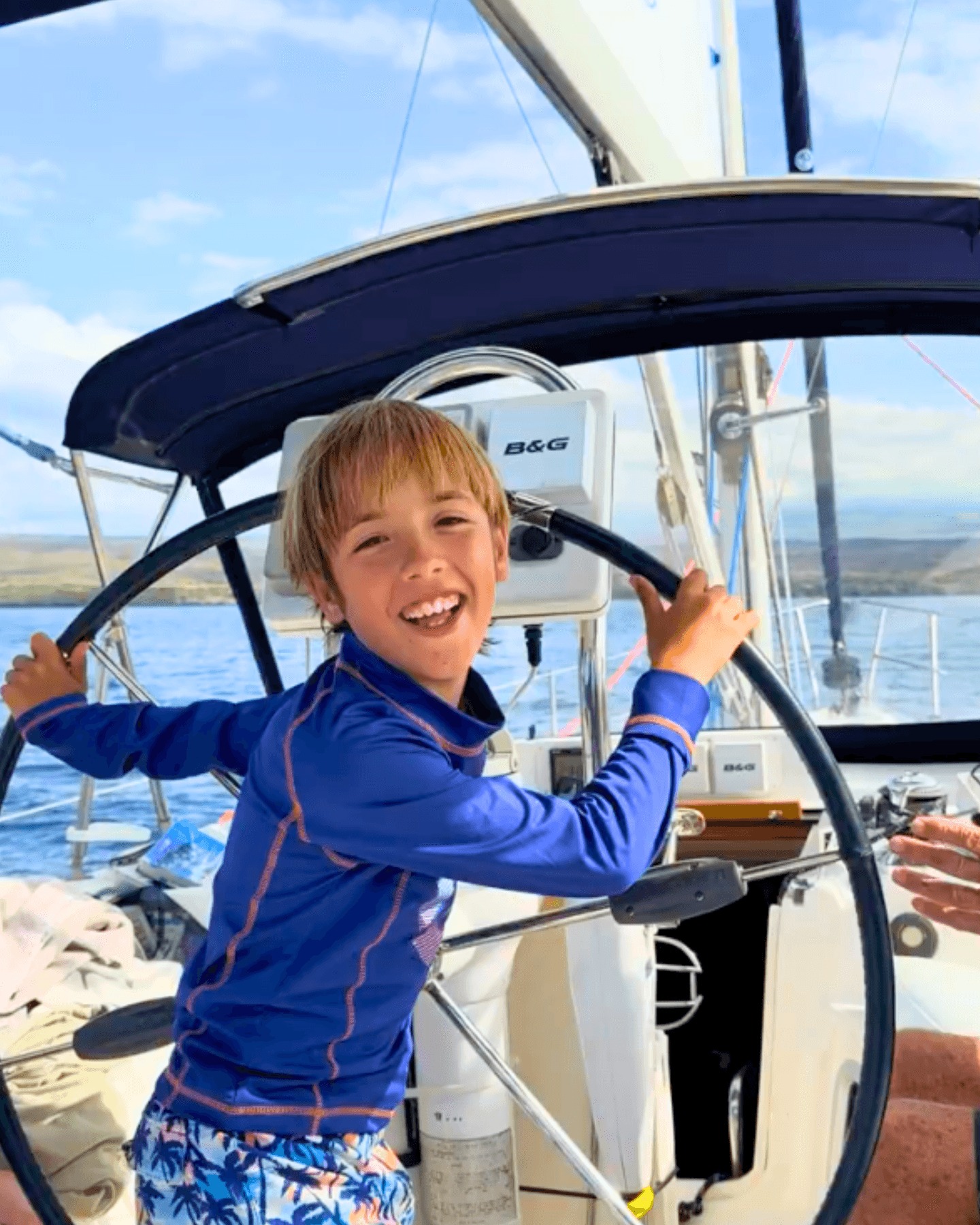 Just a keiki… or a future captain? ⛵️
This is what it looks like when confidence starts to click!
When learning feels like play.
When the ocean becomes a classroom.
Out here, they’re not just along for the ride,
they’re steering, feeling, learning, and leading.
#HawaiiSailing #KeikiCrew #YouthSailing #HawaiiNonprofit #KohalaSailingFoundation