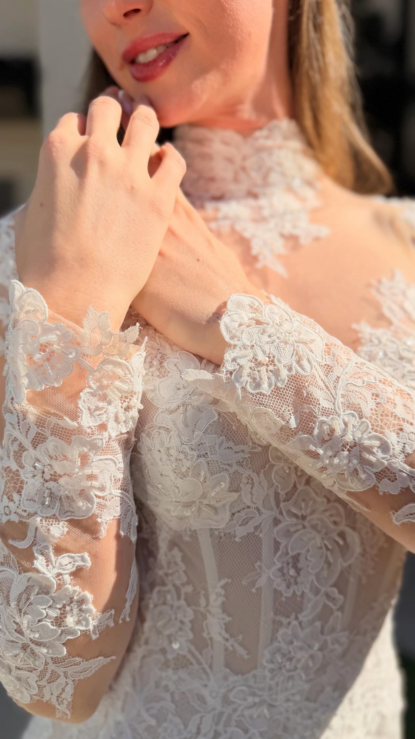 Regal lace, but make it modern 🕊️.
High neck, long sleeves, sculpted fit & flare makes Lolita the perfect gown for the bride who wants elegance without disappearing into tradition.
French lace + soft tulle contouring = snatched, structured, unforgettable. Chapel train with chiffon movement hits different in person 🤍
For the bride who wants modest, but elevated!