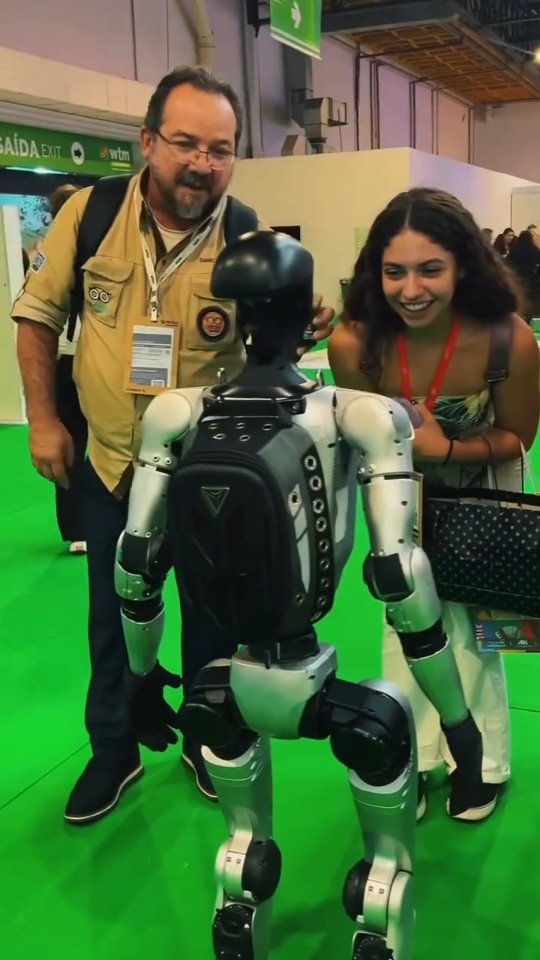 Enquanto muita gente achava que o interior ia ficar quietinho…
a gente foi lá e fez barulho na @wtmlat 👀
Santa Rita do Sapucaí 'chegou chegando' na maior feira de turismo da América Latina com um recado bem claro:
👉 inovação não é só coisa de capital.
Teve tecnologia, teve criatividade, teve café…
e teve o pré-lançamento da Rota da Inovação 🚀
Sim, uma rota que conecta tudo isso — no interior de Minas.
“Ah, mas o que vocês estão aprontaram por lá?”
…espia aqui 😉
Spoiler: isso foi só o começo.