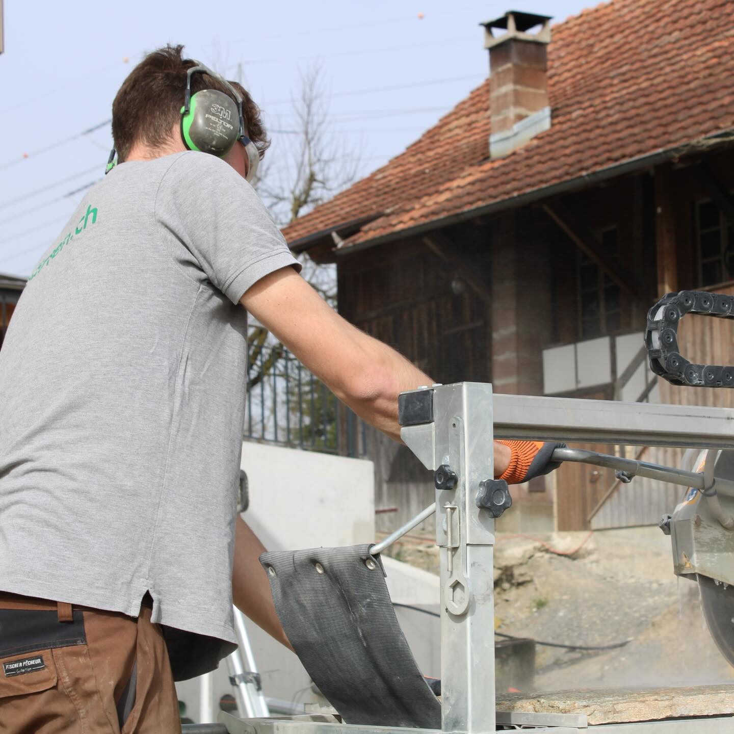 Stein für Stein zum perfekten Sitzplatz.
Präzision beginnt schon beim Zuschnitt und zeigt sich am Ende im Gesamtbild.
Bei diesem Projekt durften wir hochwertige Natursteine verarbeiten und sauber vor Ort einbauen. Vom exakten Zuschneiden bis zum finalen Verlegen zählt jeder Handgriff.
💡 Tipp: Naturstein wirkt am schönsten, wenn Fugenbild und Verlegerichtung bewusst gewählt werden, das bringt Ruhe und Struktur in den Garten.
Danke für das tolle Material an
👉 @mattli_naturstein
#tollegaerten #naturstein #gartenbau #terrasse #handwerk gartengestaltung aussenbereich teamwork qualität gartenideen