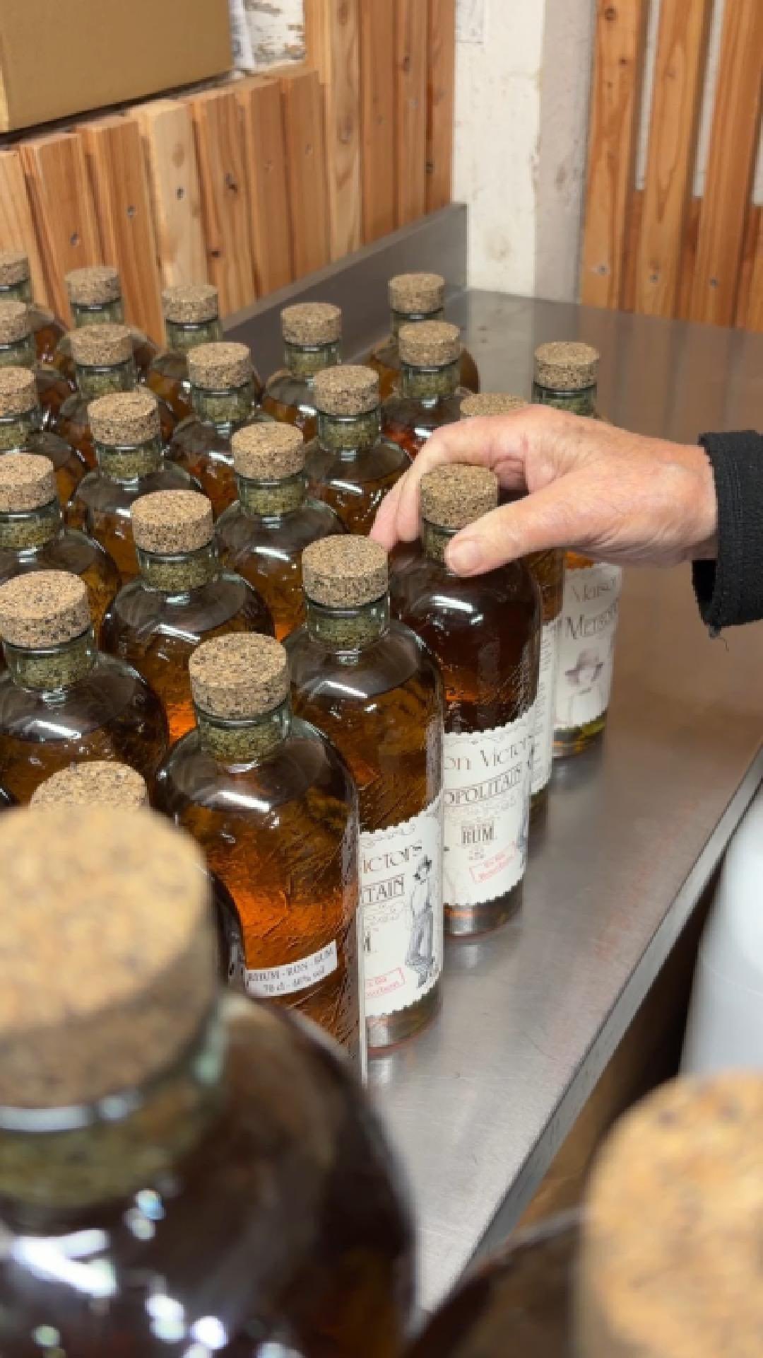 Notre Rum Brun « Métropolitain » 🥃
Un caractère riche, des notes profondes et un vrai savoir-faire.
Il est à vous ! ✨
Rendez-vous chez vos meilleurs cavistes, à la distillerie et sur la boutique en ligne Maison Victors 🧡
#spiritueux #rhumartisanal #distillerie #bio
L’abus d’alcool est dangereux pour la santé, à consommer avec modération.