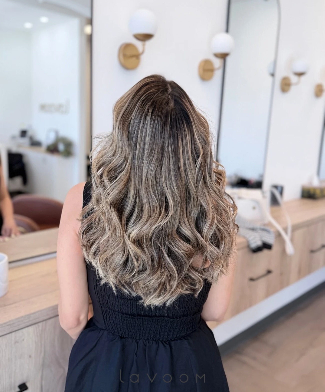 Low maintenance… but still giving luxury ✨
Beige ash blonde balayage with a soft root melt = effortless grow-out, soft dimension, and that “always done” look without the constant upkeep 🤍
Because your hair should look expensive… even on your laziest days 💅🏽
.
.
.
#balayage #hairyyc #yyc