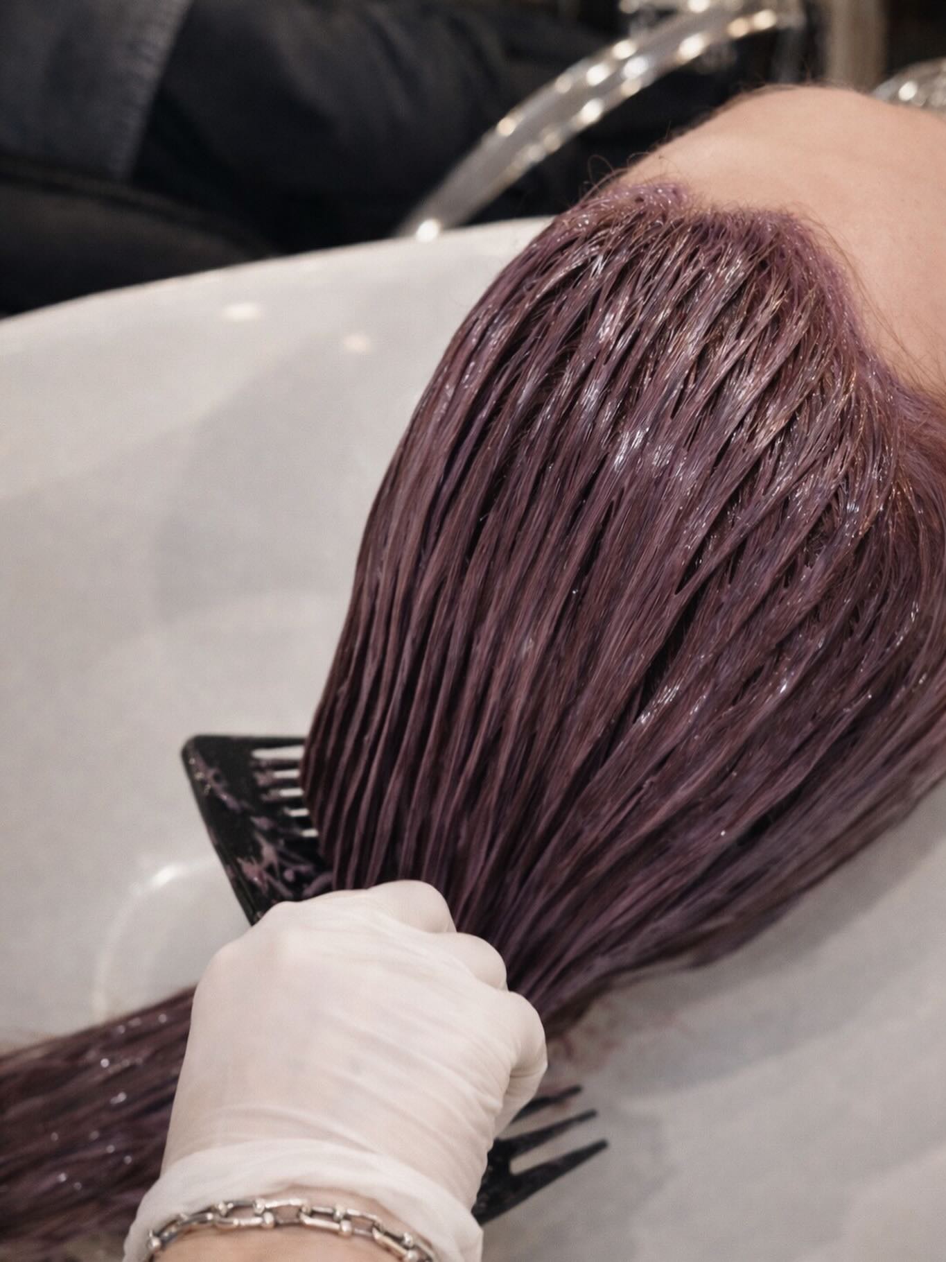 Glaze = glossy, glassy, GOOD hair ✨
A hair glaze isn’t just about tone—it’s your secret to boosting shine, refreshing color, and sealing the cuticle for that silky, reflective finish. Think of it as a top coat for your hair: zero commitment, all the glow.
Perfect for:
• Reviving dull color
• Enhancing richness + tone
• Adding insane shine without damage
Because healthy-looking hair will always be in style
#shorthillsnj #hair #glaze #beautytips