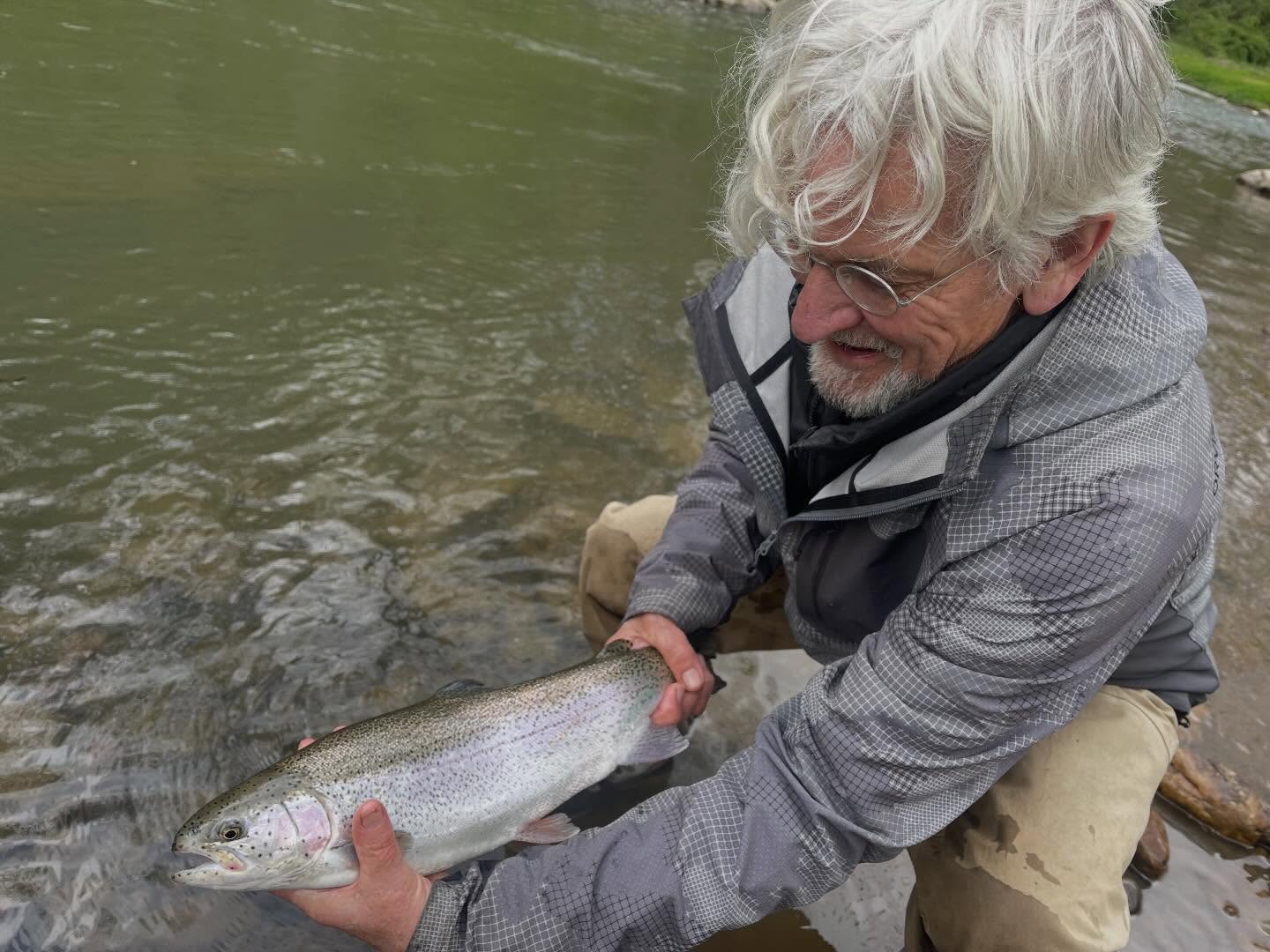 John Paul got to experience Virginia fly-fishing today before a fabulous wine dinner at the Waterwheel Restaurant with a ridiculous collection of Cameron wines! Big thanks to John and Kate Loeffler for hosting! ❤️
@waterwheelrestaurant
@gristmillsquare
@cameronwinery