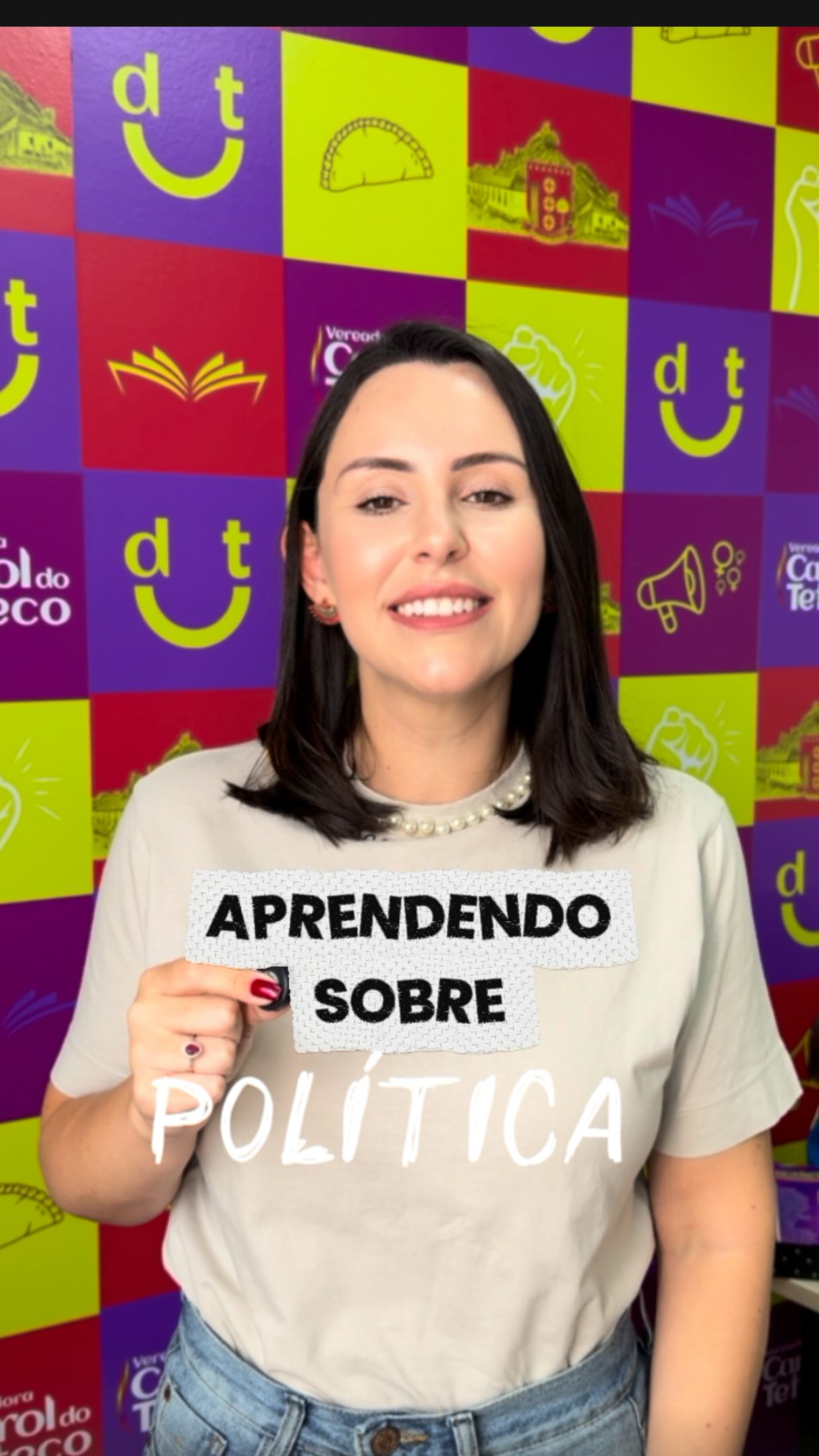 Muita gente ainda confunde o papel do vereador com o da prefeitura, e é exatamente por isso que esse vídeo existe.
A prefeitura executa. O vereador fiscaliza e legisla.
Meu trabalho é pegar a sua demanda, transformar em lei e garantir que a Prefeitura cumpra. É assim que funciona um mandato de verdade.
Já aprovei leis de proteção à mulher, produzimos o Calendário Oficial de Contagem 2026 e atuo como Procuradora da Mulher
para trazer políticas públicas reais para a cidade. Eleitor informado não cai em promessa fácil.
Comenta AULA aqui embaixo e te mando no direct o Guia Rápido do Eleitor Inteligente.
Manda esse vídeo pra quem vai votar pela primeira vez esse ano. 🗳️