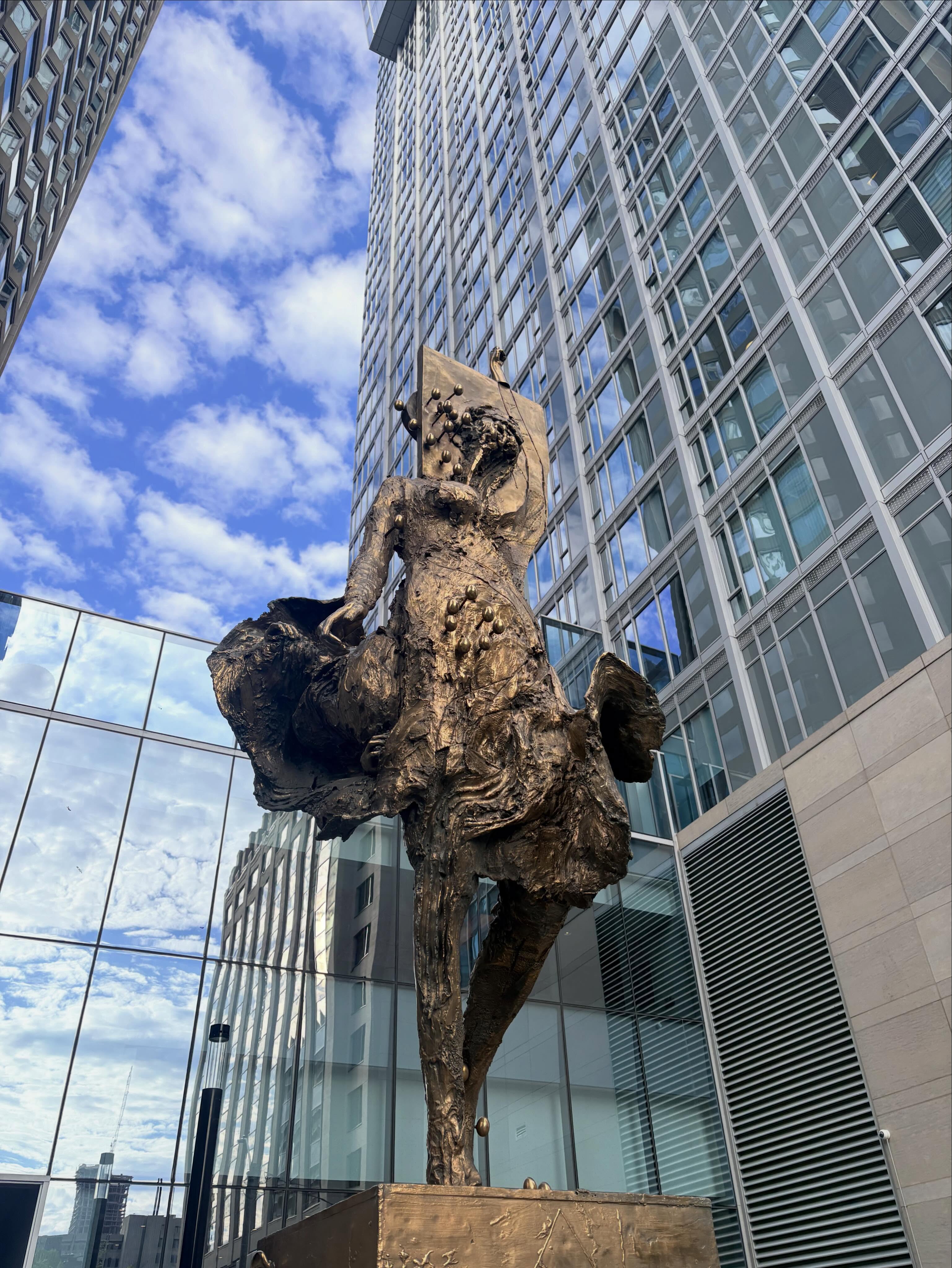She rises between glass and sky, carrying the mystery of another world. Figure Catching a Fly (2019) by David Altmejd, a Montreal-born contemporary artist. It’s a bronze public sculpture in Yorkville, Toronto