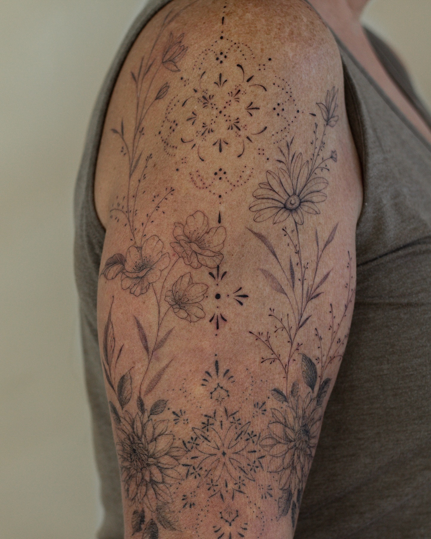 Freehand but make it wildflowers ✨🌱🌷 having so much fun building this project piece by piece 🤍
•
•
•
#aztattoo #finelinetattoo #ornamentaltattoo #floraltattoo fyp lines fineline aztattoo tattooartistarizona mesatattoo gilberttattoo finelinearizona finelineaz peony flowers flowertattoo flowertattooaz freehandtattoo botanical botanicaltattoo floral floralfineline art ornamentaltattoo flower tattooed arizonau tattooideas inspo inspotattoo fyp hawaiitattoo hawaiifineline oahutattoo konatattoo kauaitattoo hawaiitattooartist traveltattooartist inkisland phoenixtattoo chandlertattoo christiantattooartist