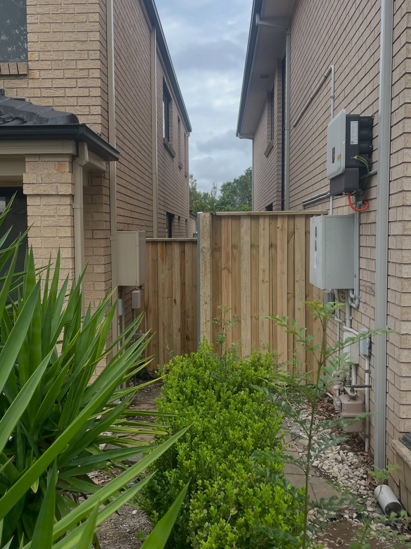 Lapped and Capped.
Build to stand strong for many years to come.
#timberfencing #timbertime #timtam