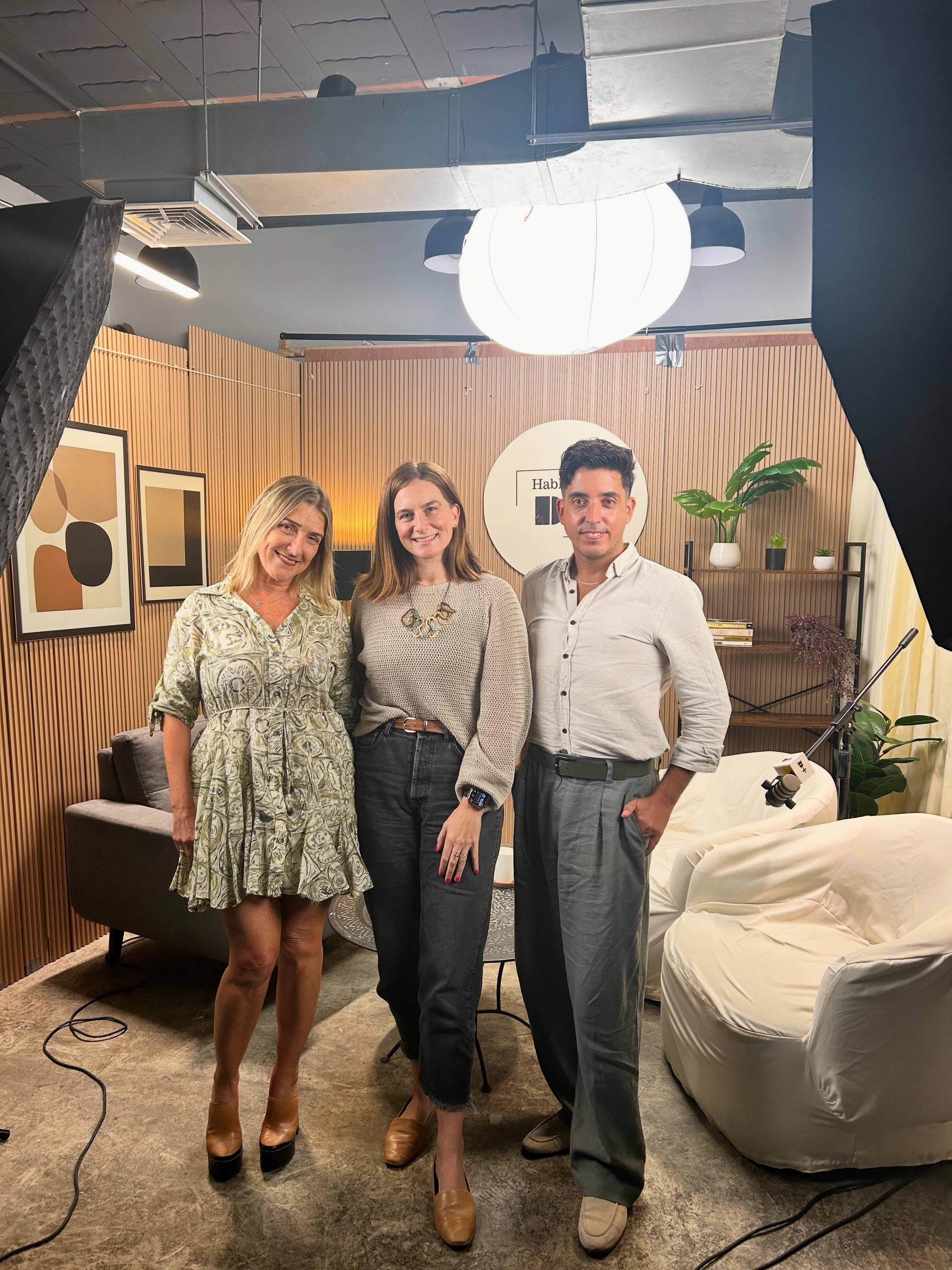 ¿Pensando en renovar el baño? 🛀 Ayer grabamos el 4to episodio de Hablemos D+, junto con los capos de Andrés Rieckhof y María Luisa Rosselló. Una conversación súper interesante donde hablamos sobre tendencias, materiales y cómo lograr ese estilo spa en casa 🌿.
Pronto en YouTube y Spotify 😉
@casarossello @varkof @andresrik