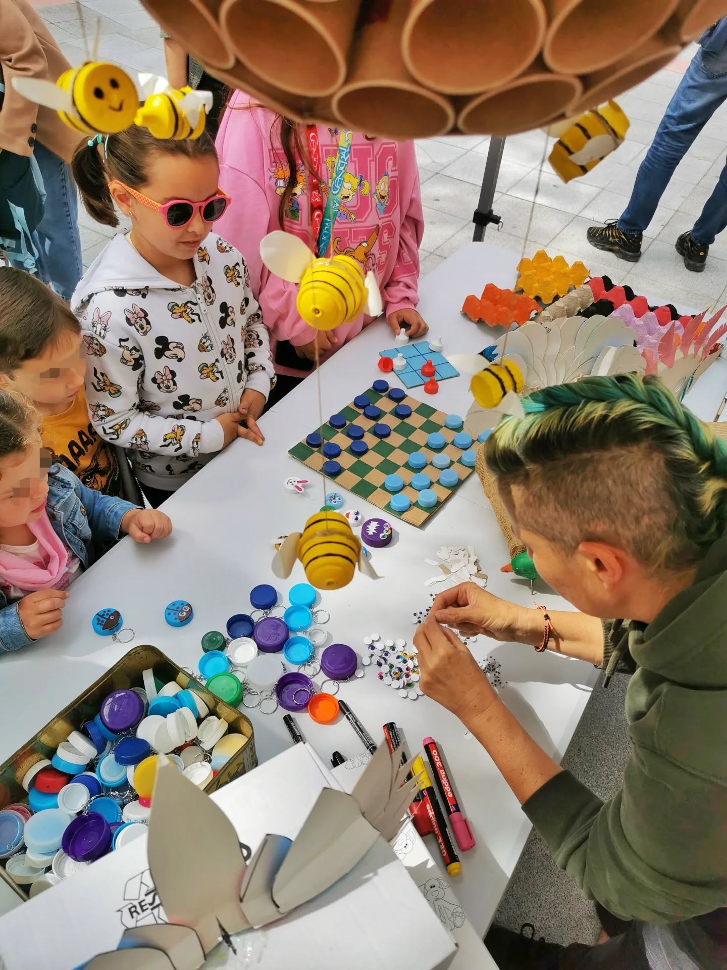 #darlalata hemos celebrado el #díainternacionaldelosmuseos haciendo un taller de juegos y juguetes de #reciclaje y otro de #instrumentosreciclados en el @museo.bio @museovalencianodeljuguete. Grandes Y pequeños hemos pasado una mañana estupenda 🥰