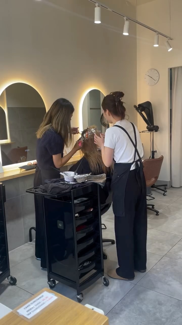Training day at the salon ✨
Blonde foils transformation by our emerging stylist Ina 🤍
Refining technique, building confidence, and creating seamless blends.
So proud of you Ina 💛 such a great day 💫
@tiffhairstkilda