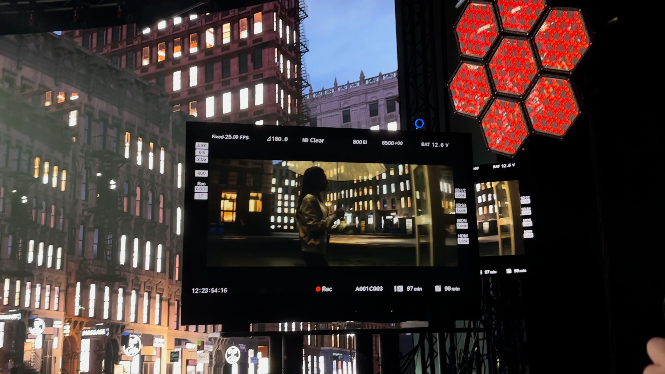 Pixellevel dro på studietur til Paris for å utforske mulighetene med virtual production og VP-studio.
Det er utrolig hvor mye kreativ frihet dette gir, vi snakker nye måter å bygge verdener, fortelle historier og jobbe visuelt på, i sanntid. 🔥🎥
Masse inspirasjon, nye ideer og ikke minst en solid bekreftelse på hvor stort potensial dette har! Kom innom oss en dag, og sjekk mulighetene du også! #Pixellevelstudios #onenightinparis.