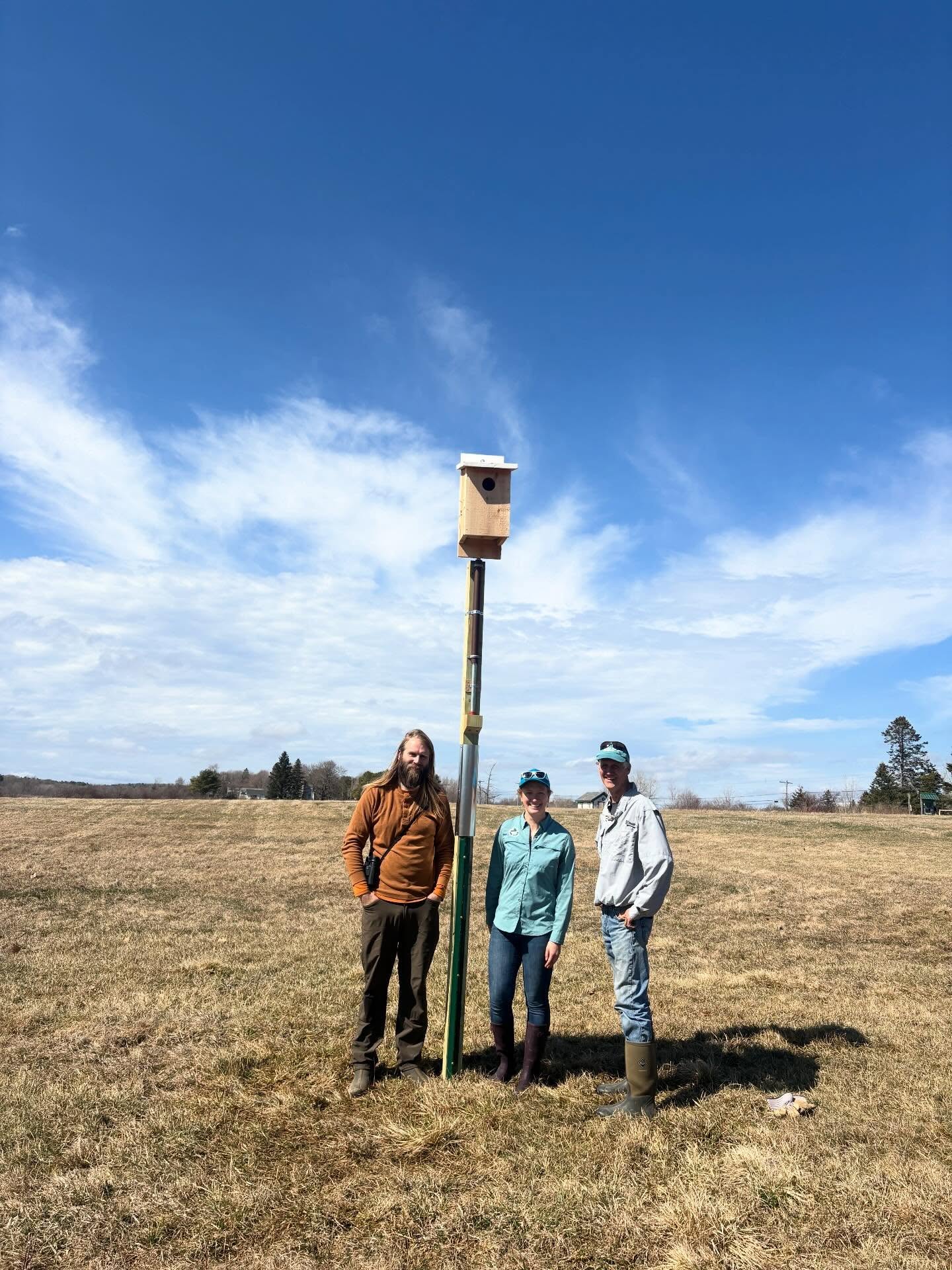 Yesterday, @mainenaturalhistory and @midcoastaudubon installed a kestrel box at our Riverview Hayfields Preserve in South Thomaston as part of ongoing conservation efforts through the @mefishwildlife Maine Kestrel Project!
American kestrels, sometimes called sparrow hawks, are the smallest falcons in North America. These incredible and fierce little raptors breed throughout Maine in the spring and summer. American kestrels are facing widespread decline, due in part to grassland habitat loss. This project seeks to offer nesting habitat for kestrels and monitor their nesting population.
We are so excited to see who moves in to the new house at Riverview Hayfields Preserve!
Thank you so much to our friends at Maine Natural History, Midcoast Audubon, and the Maine Department of Inland Fisheries and Wildlife for their amazing work preserving and monitoring this vital species.
#americankestrel #kestrelproject #grasslandbirds #georgesriverlandtrust