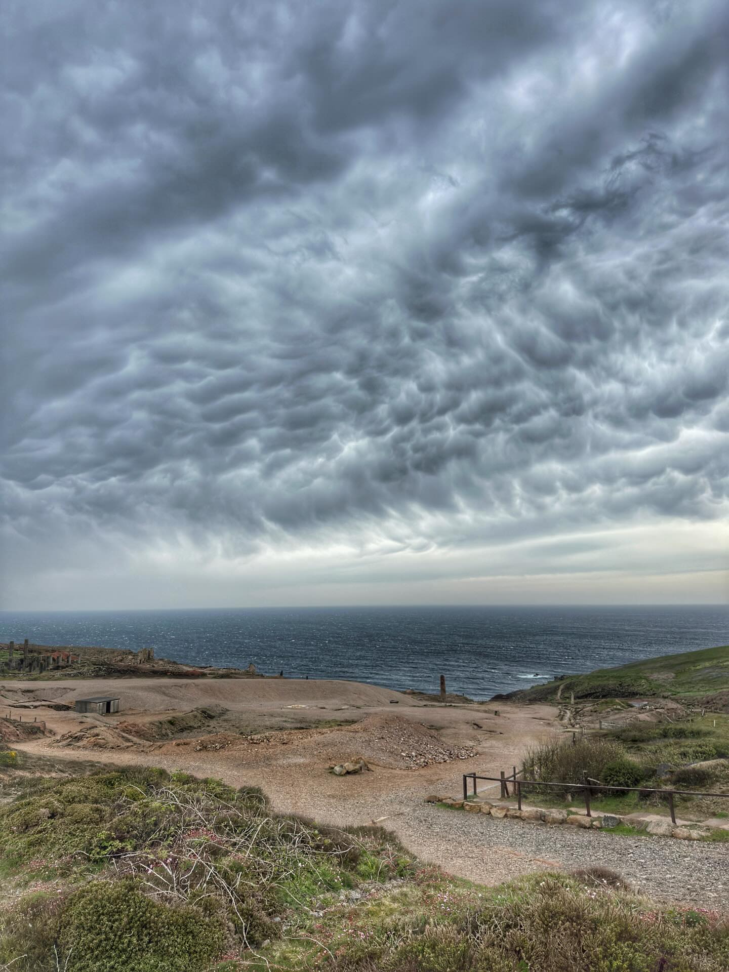 Incredible clouds over the Tin Coast this afternoon.
#cornwall #ukweather #clouds #weather #bbcweatherwatchers