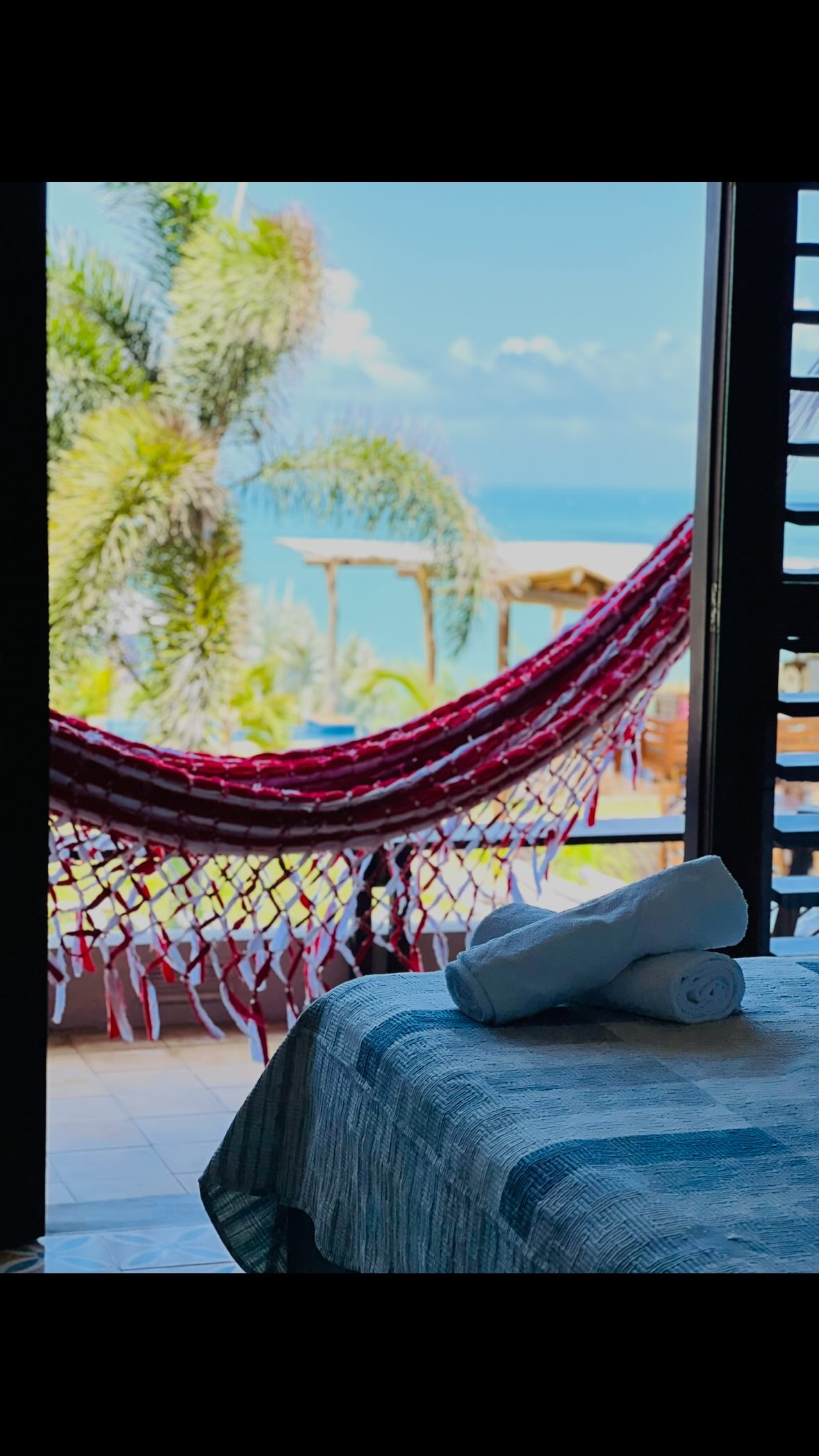 🇧🇷 Existe um luxo que não faz barulho.
Ele está no tempo que desacelera, no vento que atravessa os espaços, no som do mar que se torna companhia constante.
Viver a Dolce Vita é isso: trocar o excesso pela essência, a pressa pela presença, o comum pelo que realmente importa.
Entre o céu, o mar e o silêncio, a tranquilidade deixa de ser detalhe… e se torna o verdadeiro luxo.
Descubra como é sentir tudo isso. 🌊✨
—
🇪🇸Existe un lujo que no hace ruido.
Está en el tiempo que se desacelera, en el viento que atraviesa los espacios, en el sonido del mar que se vuelve compañía constante.
Vivir la Dolce Vita es eso: cambiar el exceso por la esencia, la prisa por la presencia, lo común por lo que realmente importa.
Entre el cielo, el mar y el silencio, la tranquilidad deja de ser un detalle… y se convierte en el verdadero lujo.
Descubre cómo se siente vivir todo esto. 🌊✨
—
🇺🇸
There is a kind of luxury that makes no noise.
It lives in the slowing of time, in the wind that flows through every space, in the sound of the sea becoming a constant presence.
Living Dolce Vita is this: choosing essence over excess, presence over rush, and what truly matters over the ordinary.
Between the sky, the sea, and the silence, tranquility is no longer just a detail… it becomes the true luxury.
Discover what it feels like to live it. 🌊✨