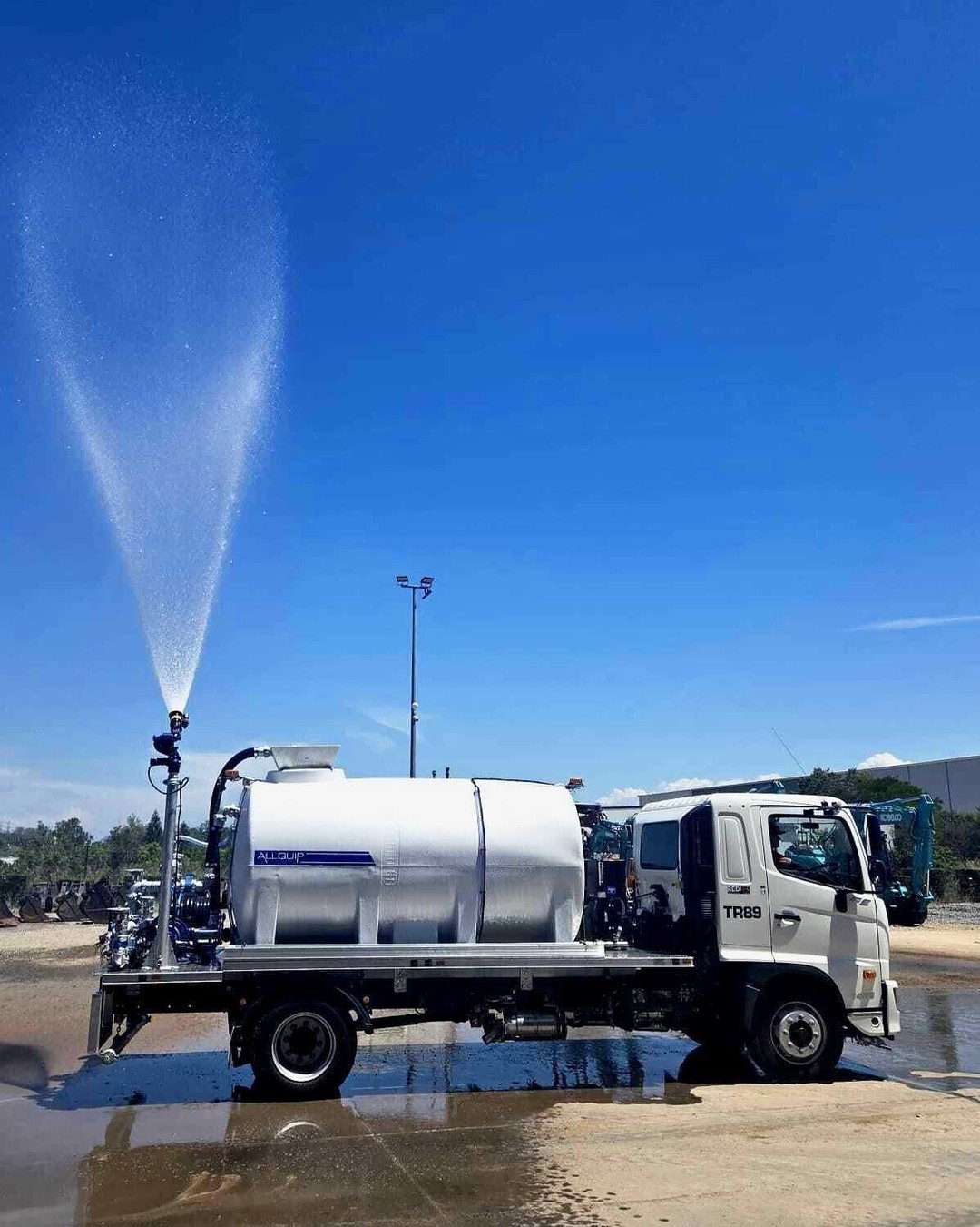 8000L and plenty of pressure behind it 💦 ...
Dust control sorted with our fully optioned water trucks.
Ready for hire when you are 👉 Give us a call when you need one on site