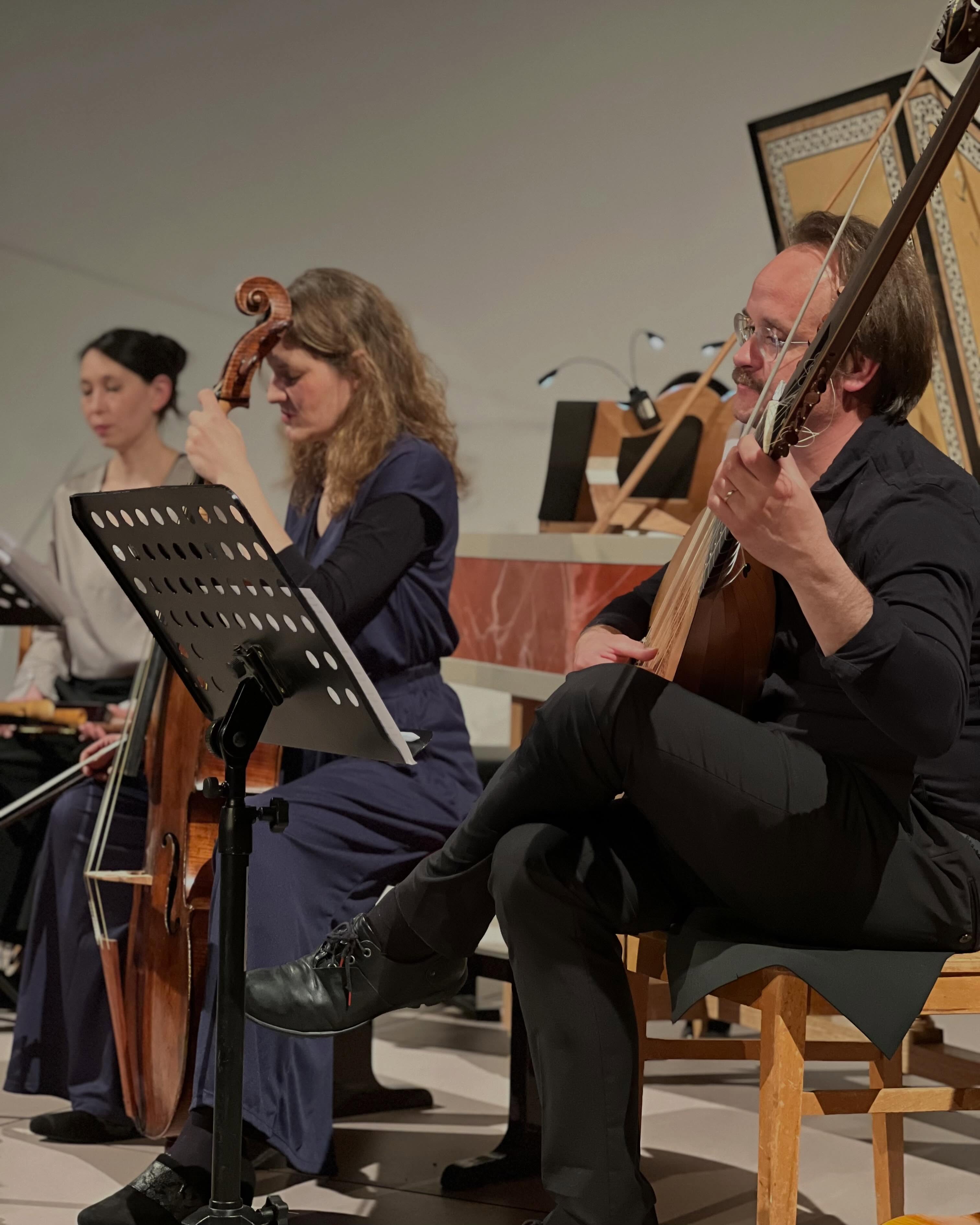 🔮 Weitere Eindrücke von SONUS FEMINÆ 8: “Searching for Judith Shakespeare” – ein inszeniertes Konzert zwischen barockem England und Kaija Saariaho in der @st.elisabeth.villaelisabeth.
✨ Mit Projektionen, historischen Instrumenten, Stimmen und Texten entstand ein Abend, der weibliche Musikgeschichte als Resonanzraum in der Gegenwart erfahrbar machte.
🎼 Im Zentrum stand Kaija Saariahos vollständiges “The Tempest Songbook” in einer Bearbeitung für historische Instrumente – als deutsche Erstaufführung. Dazwischen begegneten die Werke von Elisabetta Gamberini, Elizabeth Turner, Mrs Philharmonica und Lady Dering den Texten ihrer Zeitgenossinnen.
👥 Ensemble Cité des Dames & Guests:
Pia Davila – Sopran
Jonathan Boudevin – Bariton
Miako Klein – Blockflöte & Violine
Mari Sawada – Violine
Prisca Stalmarski – Violine
Karen Lorenz – Viola
Lea Rahel Bader – Violoncello
Raivis Misjuns – Kontrabass
Martin Steuber – Laute
Jia Lim – Cembalo
Yalda Zamani – Dirigat
Regie: Iñigo Giner Miranda
Dramaturgie: Guillem Borràs Garriga
📂 Gefördert durch den Hauptstadtkulturfonds (@bundeskultur)
📷 © Kilian Dumann (@kili_kit_ty)
@miakoklein @jia.keys @piadavilala @jonathanboudevin @priscastalmarski @learahelbader @raivichek @steuber.martin @iginer @guillem.hh
#sonusfeminae #citedesdames #komponistinnen #femalecomposers #womeninearlymusic