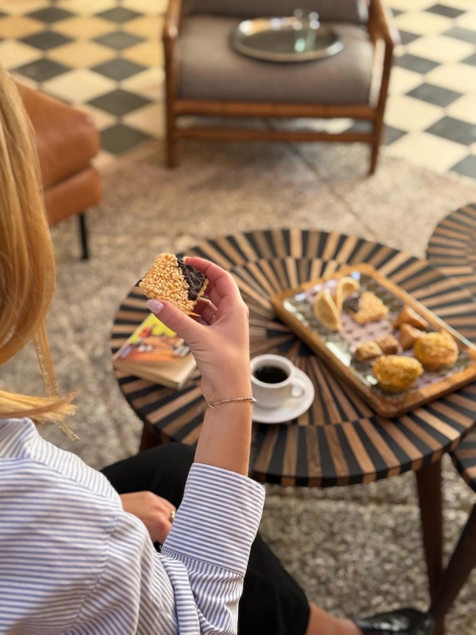 Un café, une douceur, et un moment pour soi ☕✨
Au Domaine de Tam’, chaque instant a le goût du calme et du plaisir.
A coffee, a sweet treat, and a moment just for yourself ☕✨
At Domaine de Tam’, every moment tastes like calm and pleasure.
#coffeemoment #coffeelover #afternoon #marrakech #chillmoment