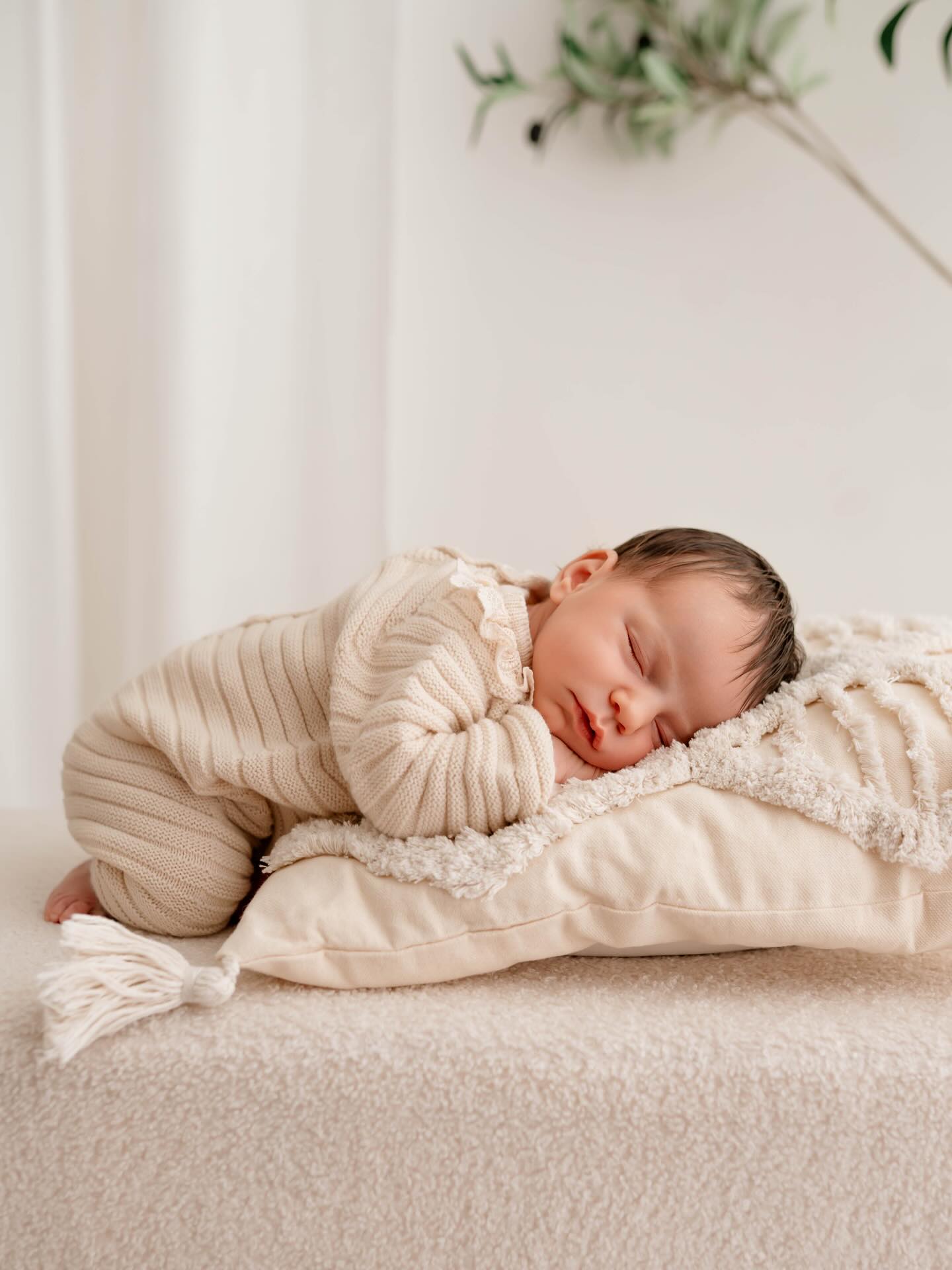 For me, newborn photography isn’t about outfit changes or perfect styling 🤍
It’s about the quiet, tender moments…
The way you hold your baby a little closer
The soft touches, the tiny details, the love you can actually feel in the image
These are the memories that matter 🤍.
.
.
Für mich geht es bei der Neugeborenenfotografie nicht um Outfitwechsel oder perfektes Styling 🤍
Es geht um die leisen, zarten Momente…
Darum, wie ihr euer Baby ein kleines bisschen fester haltet
Um sanfte Berührungen, winzige Details und die Liebe, die man auf den Bildern spüren kann
Das sind die Erinnerungen, die wirklich zählen 🤍
.
.#zurich #zurichphotographer #swissphotographer #newbornphotography familyphotographer
.
.
.
Newborn & Maternity and Family Photographer in Zürich area | Ksenia Photography
.
.
Neugeborenen-, Schwangerschafts- und Familienfotografin im Raum Zürich | Ksenia Photography