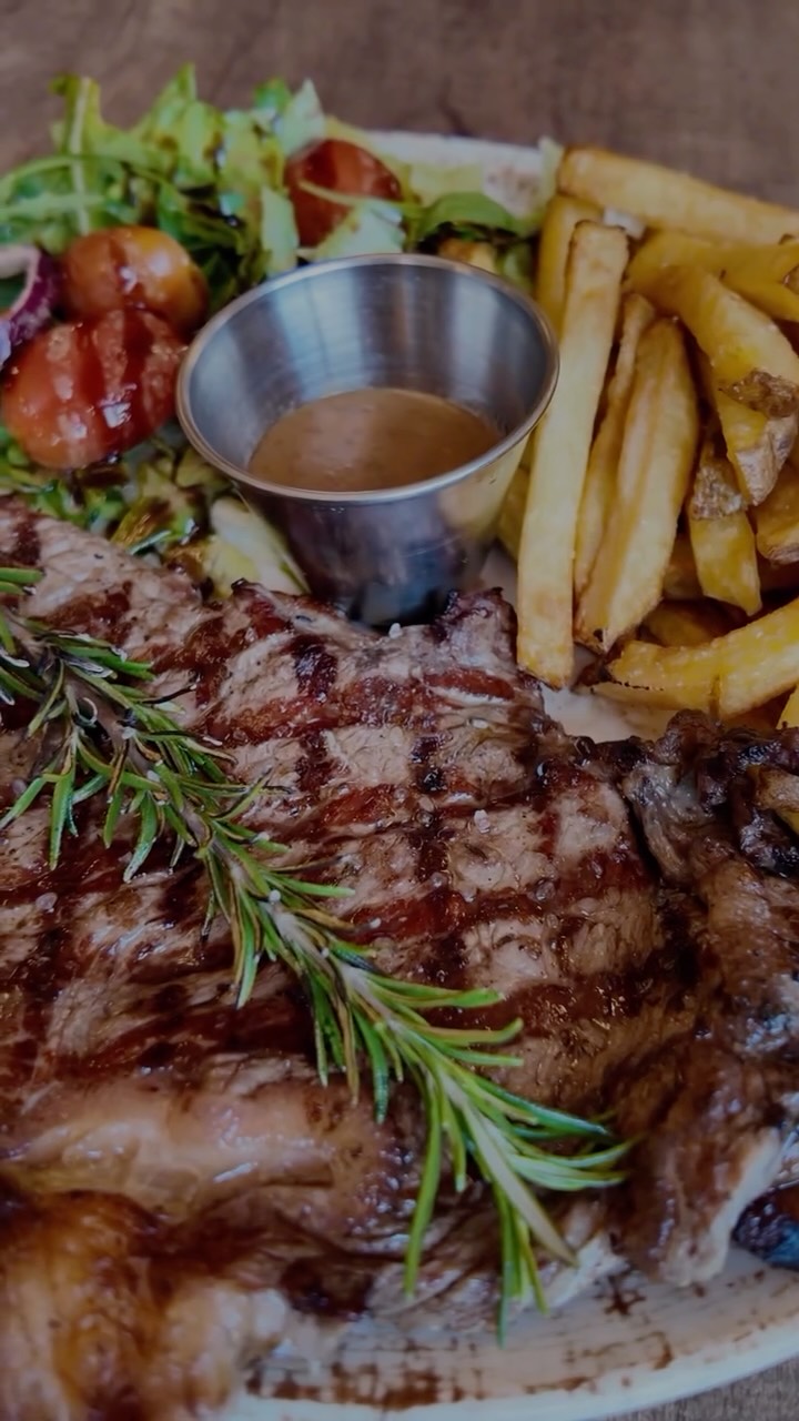 Une entrecôte bien grillée, saisie à la perfection, juteuse à cœur et servie bien chaude…
Le genre d’assiette qui ne laisse aucune place au doute : ici, on vient pour se faire plaisir.
Qui passe à table ce soir ? 🥩🔥
