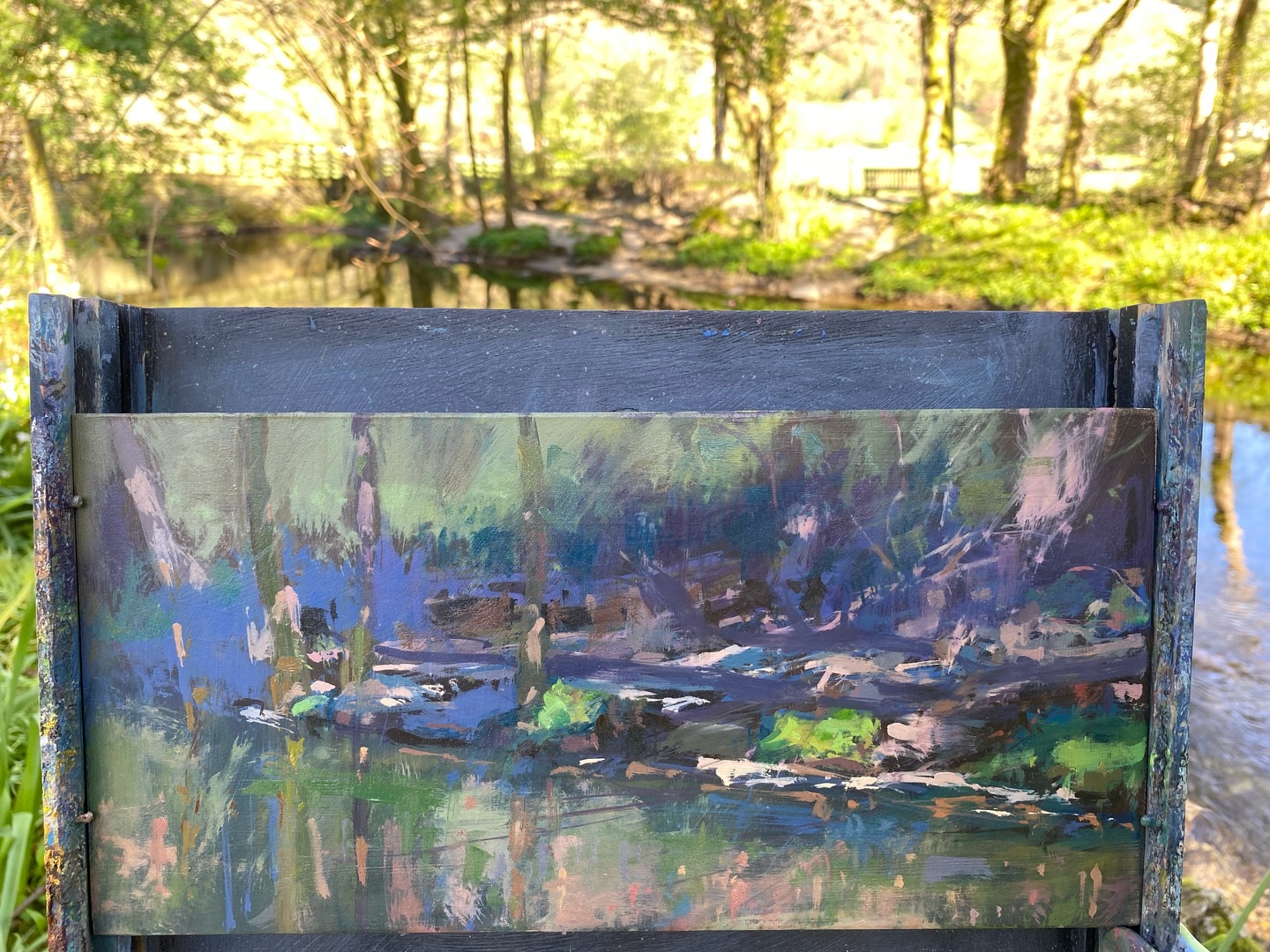 I’m just finishing painting at @thegrasmerehotel, on the banks of their garden looking over the river. It’s a really beautiful spot to be in. I saw a mum duck with her flotilla of chicks swimming up the river!
#thegrasmerehotel #enpleinairingrassmere #enpleinair