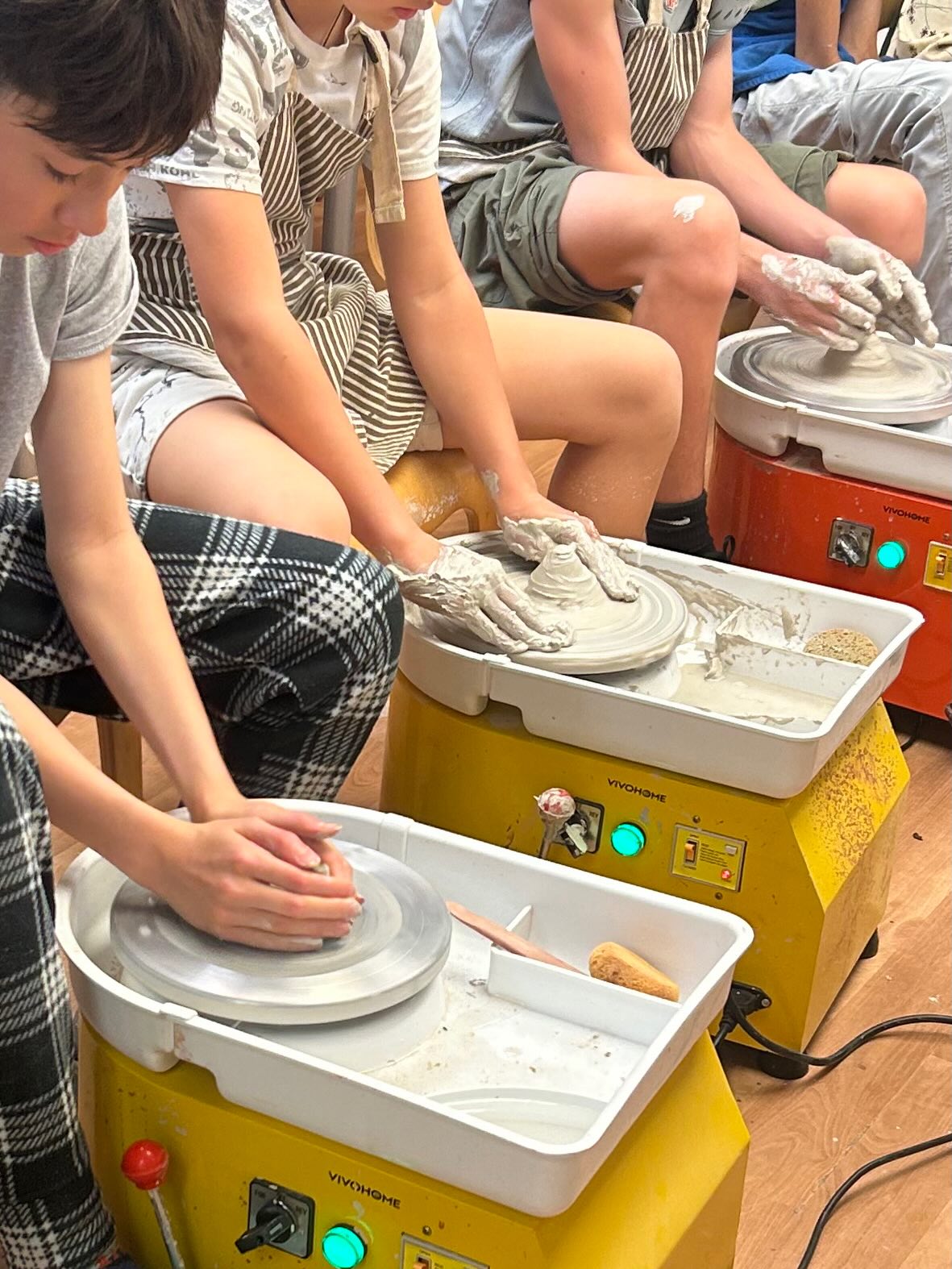 🏺 7th grade tried their hands at throwing pottery on a wheel… “It’s harder than it looks!” they said, as they practiced centering, balancing, posture, pressure, and shaping their clay. ✨
Photo credit: Jennifer W.
#ECS #eastsidecommunityschool #waldorf #pottery #ceramics
