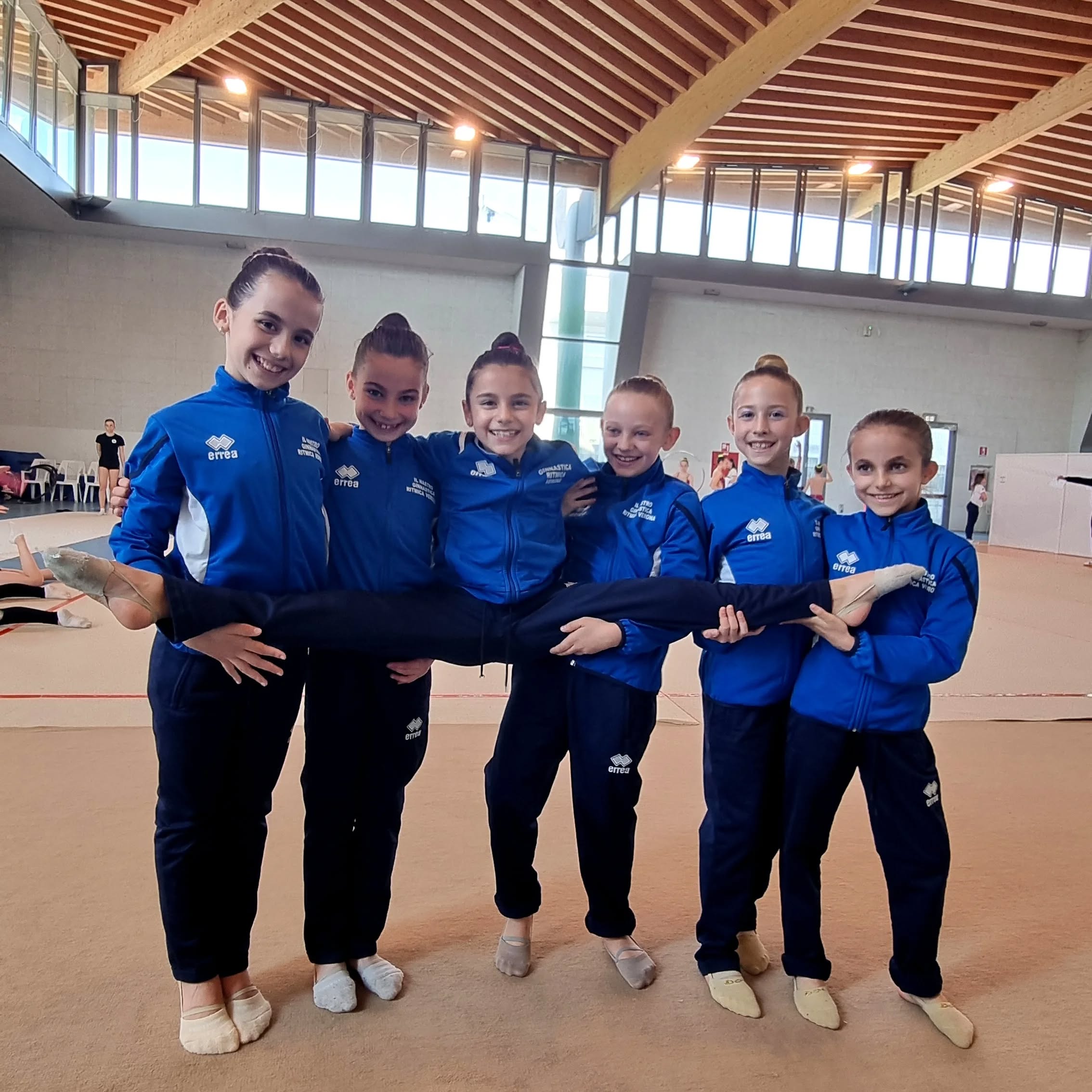 ✨️GARA AGONISTICA REGIONALE PGS ✨️
COPPIE-SQUADRE-RAPPRESENTATIVE C
SABATO 18 APRILE
Categoria Coppie C
🏆1^ class. Rosso Adele-Zantedeschi Emma
🏆3^ class. Rocca Vittoria- Zoccatelli Sofia
🏅4^ class. Bonedomane Miriam-Radu Maria
Squadra Allieve C
🏆3^ class. Perboni-Fomaev-Sandrini-Tisato
🏅8^ class. D'Alberto-Parrinello-Schifino-Robbi
Squadra giovanile C
🏅5^ class.Iftime-Franceschi -Bruno-Acuna
Squadra Open C
🏅7^class. D'Aprile-Annechini-Accordini-Bortolazzi-Perina
🏅13^ class. Magon-Biasi-Micheletti-Valbusa-DeGuidi
Rappresentative C
🏅5^ class. Magon-Bruno-Franceschi-Acuna-Anecchini-Bortolazzi-De Guidi
🏅8^ class. Biasi-Iftime-Micheletti-D'Aprile-Accordini-Valbusa
Nonostante qualche delusione dovuta all'emozione i sorrisi e gli abbracci per sostenersi a vicenda non sono mancati! Questo è il vero spirito di squadra! Brave tutte!💖