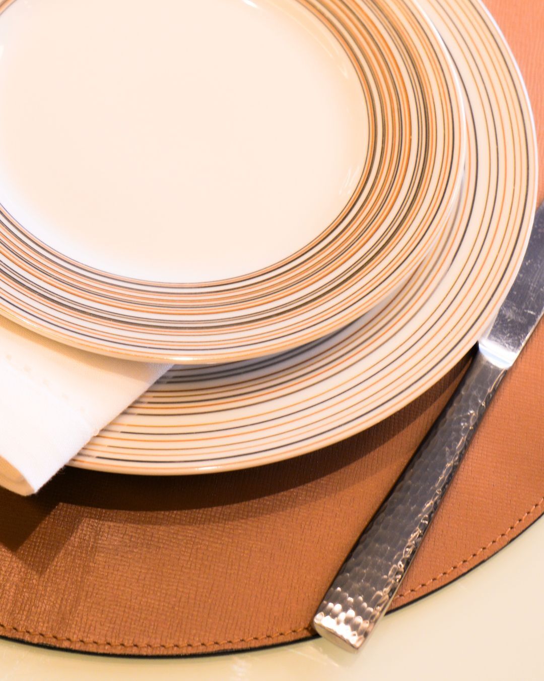 Serving is also a way of composing.
The Alurea Line brings Aria’s design to the table with pieces that balance function and presence, elevating every detail of the moment.
Leather provides structure, warmth, and a foundation for gatherings that go beyond serving.
Because at the table, the experience lives in the gestures.
#LeatherDesign #LeatherTray #AuthenticLeather #HomeDecor #InteriorDesign