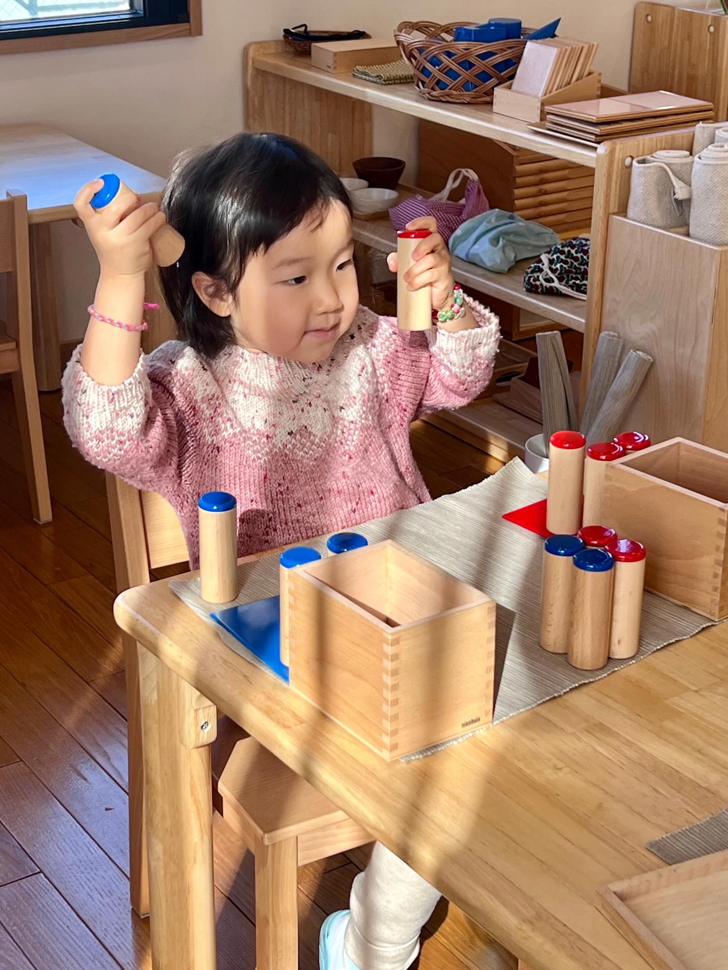 Children understand the world through their senses. By touching, sorting, and exploring materials, they begin to organise their experiences and make sense of what surrounds them.
Share if you love hands-on learning.