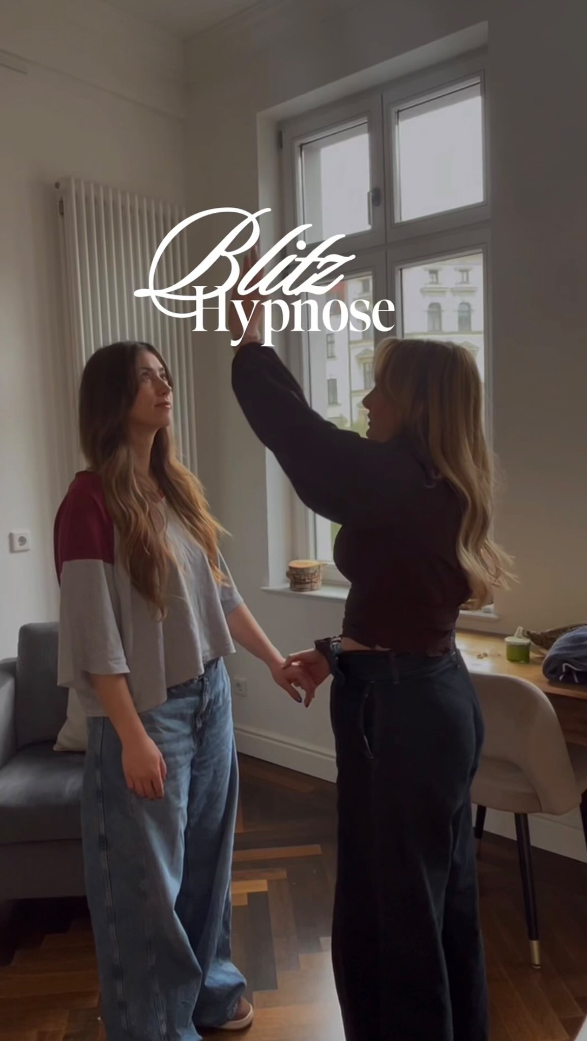 Ich glaub, seeehr viele Menschen wissen nicht, was in ihnen mit Hypnose & Tiefenpsychologie WIRKLICH möglich ist. Ich hab das selbst nicht gewusst, bevor ich angefangen hab so zu arbeiten, wie ich heute arbeite.
Ich komm aus der Klinik & hab dort Klienten über Monate begleitet. Und trotzdem… wenn ich das vergleiche mit dem, was ich heute sehe, wenn jemand nach 5,6,7 Sitzungen Tiefenpsychologie & Hypnose rausgeht und ich seh, wie anders der Mensch wirkt…dann denk ich manchmal: was haben wir da eigentlich all die Monate gemacht?
Die Arbeit war nicht sinnlos, ne. Und es ist auch kein Vorwurf, nur eben das, was innerhalb des Systems möglich ist.
Und ganz ehrlich: hätte ich es selbst vor einigen Jahren nicht erlebt & mir hätte jmd erzählt, wie wirksam & effektiv Hypnose ist und wie tief sie geht, hätt ich gedacht: jaaa commmmon.😂
Wie ich heute meine Klienten verabschiede, macht mich immer noch sprachlos.
Und ich hab die Ehre das begleiten zu dürfen … wow!♥️