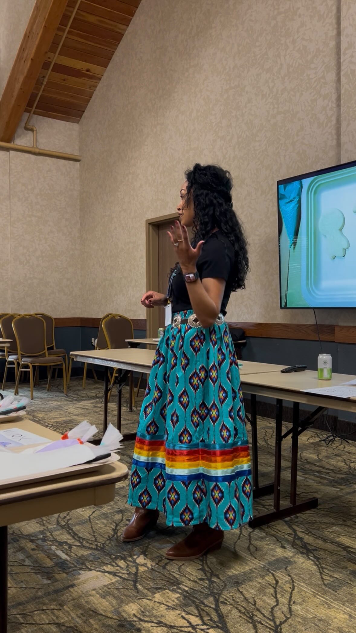 Strengthening the Circle, a Native nonprofit leadership program 🤎🪶
I had the honor of teaching a cookie decorating class to such an incredible community. Natives from many tribes, all coming together. Full of creativity, laughter, and connection. Grateful for @hopa.mountain @7genfund
Workshops + private classes available.
.
#nativeowned #nativebuisness #cookiedecoratingclass #bozeman #montana