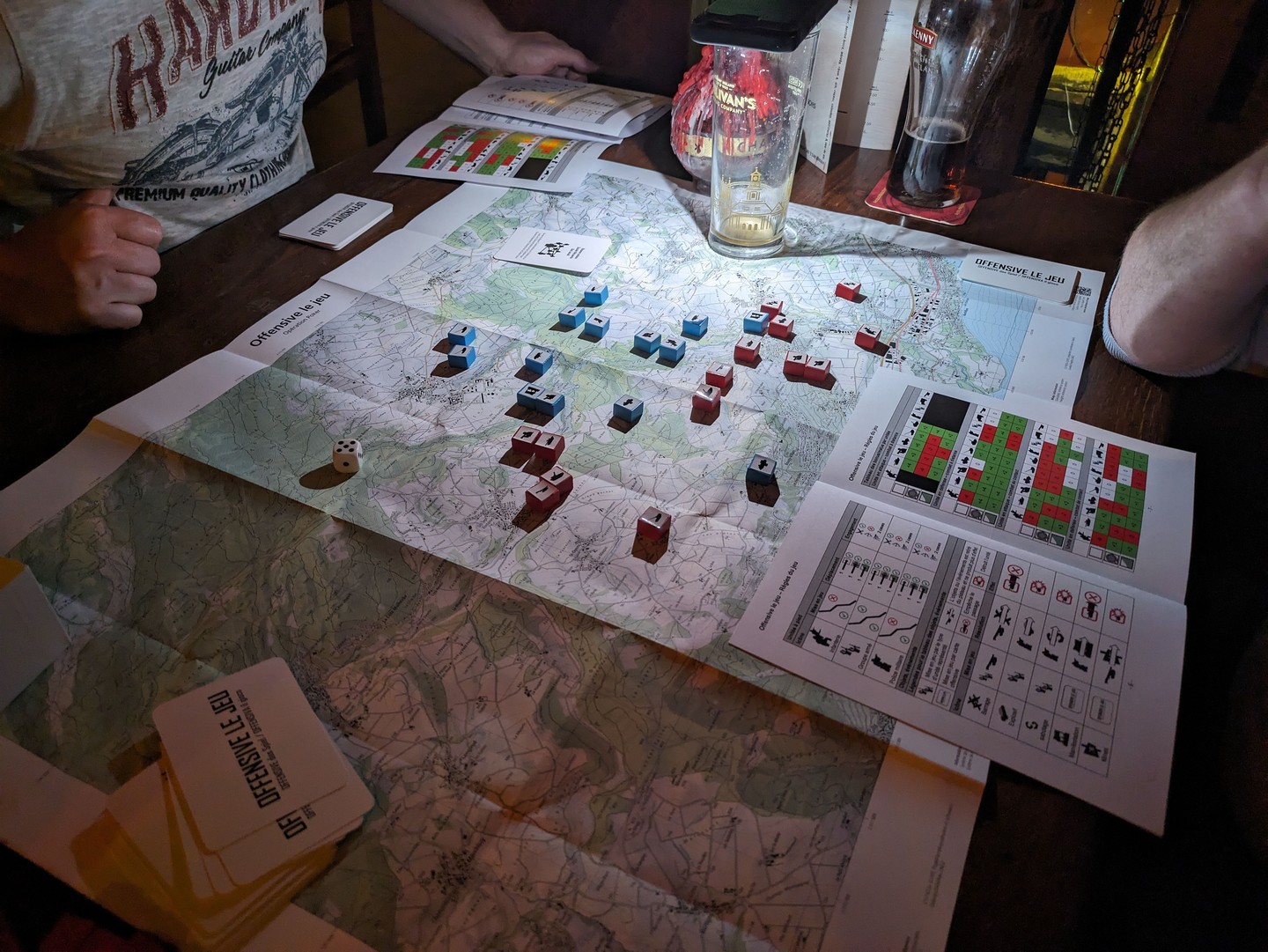 FR 🇫🇷
Prêt à plonger dans la tactique réelle ?
Voici un aperçu exclusif d’une démo en direct… Qui osera prendre la meilleure décision sous pression ?
Envie de tester vos réflexes d’officier ? Rejoignez la prochaine session ou contactez-nous pour une démo personnalisée !
Offensive le jeu. Parce que la tactique s’apprend mieux quand elle se vit. 🎲
DE 🇩🇪
Bereit für echte Taktik am Tisch?
Ein exklusiver Blick hinter die Kulissen einer Live-Demo… Wer trifft die beste Entscheidung unter Druck?
Lust, deine Offiziersreflexe zu testen? Melde dich für die nächste Session oder frag nach einer persönlichen Demo!
Offensive le jeu. Taktik lernt man am besten, wenn man sie erlebt. 🎲