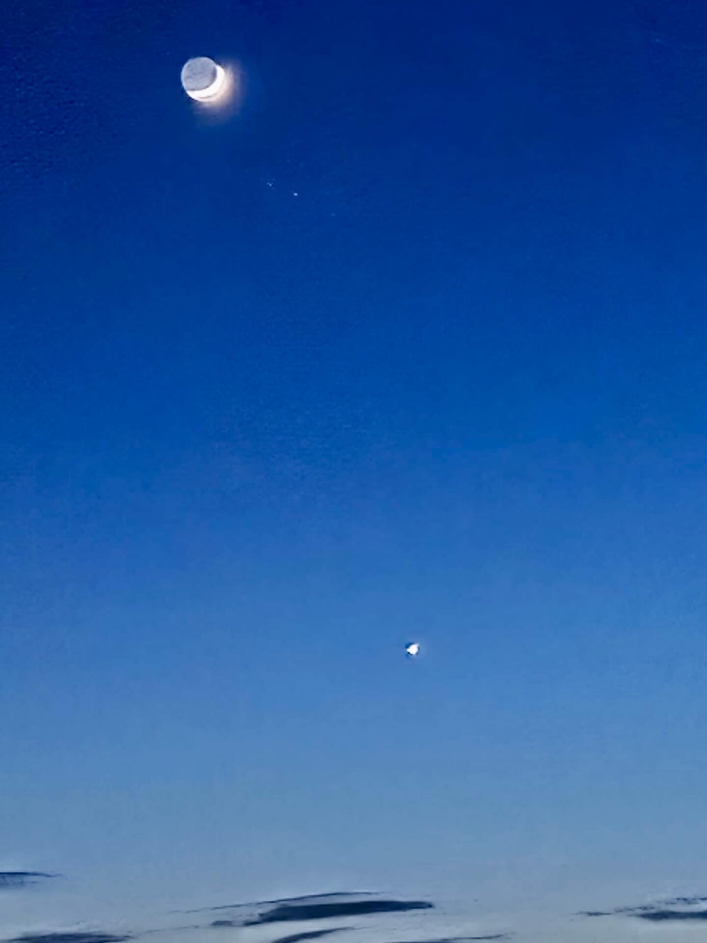 Earthshine on the moon tonight 🌙