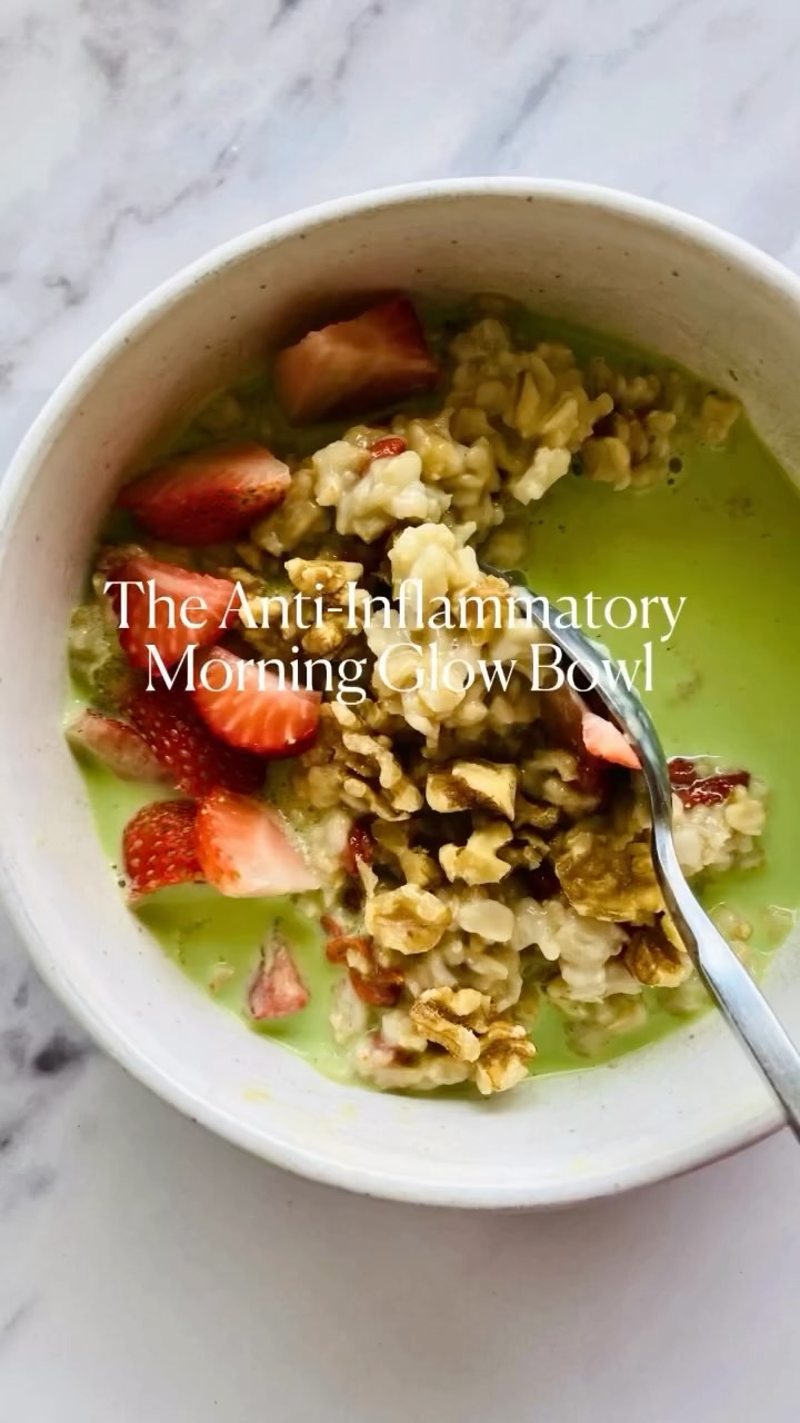 💫The Anti-Inflammatory Morning Glow Bowl (full recipe below)💫
When I want to create an anti-inflammatory recipe for hormone balance and cancer prevention for our private chef clients...I came up with this.
Matcha and goji berries = high antioxidant foods for cancer prevention
Matcha = contains L-theanine, which helps you regulate cortisol
Goji berries = are an adaptogenic fruit, which helps you manage stress
If you’re a matcha person, then save this reel 💚
*Makes 2 servings*
1 cup sprouted rolled oats
1/4 cup goji berries
1 cup milk of choice
1/2 tsp matcha
raw honey
strawberries
walnuts
1. Cook your oats with 2 cups of water, I like to simmer them for around 15 minutes. Stir the goji berries into the oats during the last minute of cooking.
2. Heat up your milk in another small pot. Once hot, whisk with the matcha and stir in honey.
3. Pour the matcha milk over top of the oatmeal in bowls.
4. Top with strawberries and walnuts.
#matcharecipes #matchaoatmeal #privatecheftoronto #personalcheftoronto #healthymealprep