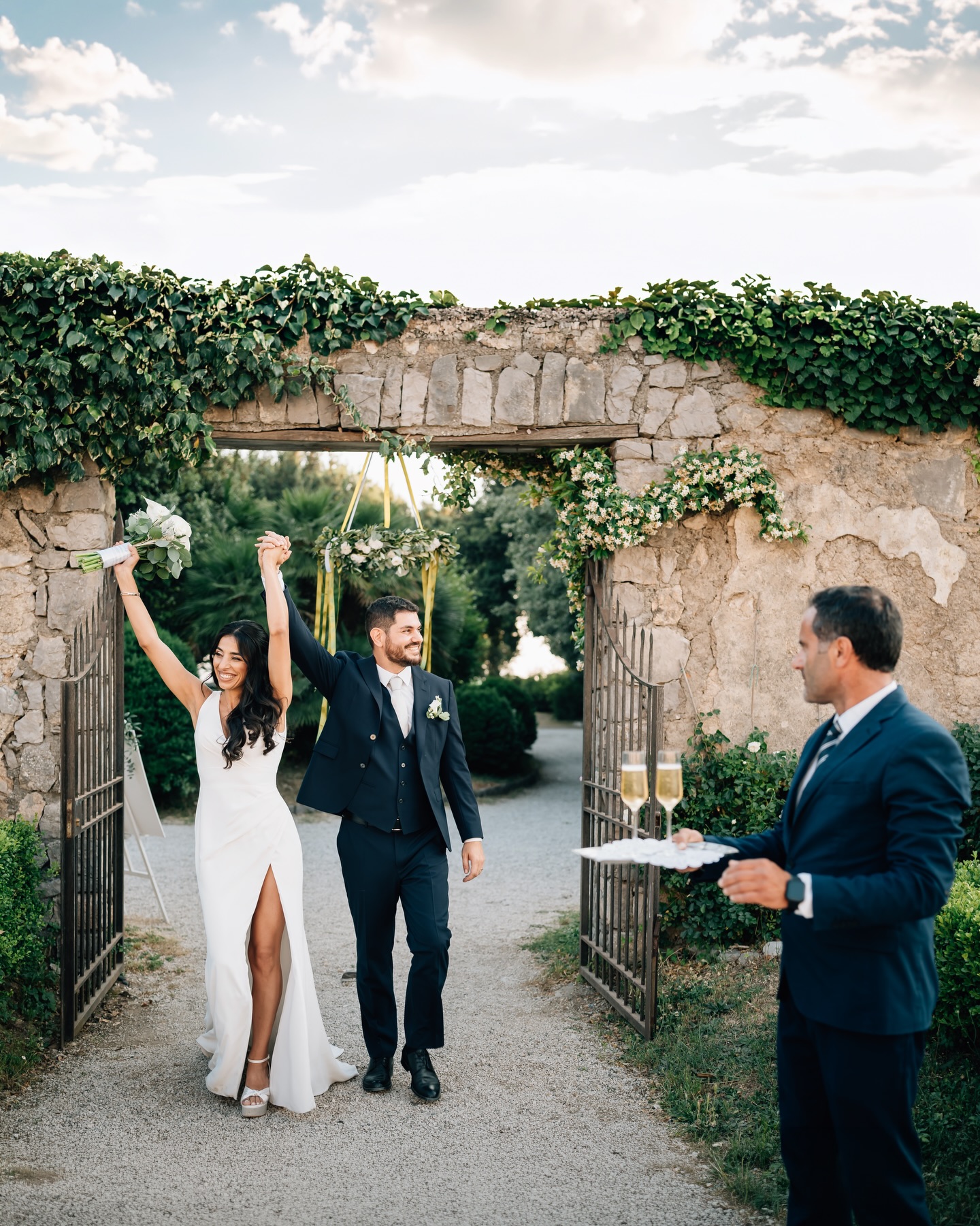 📸 Photo: @francescoartistico.it
An entrance that is not just an arrival, but an explosion of emotions. Between applause and toasts, the most vibrant and engaging part of the day comes to life.
#weddingphotographeritaly #destinationweddingitaly #italywedding #weddinginspiration #weddingstorytelling