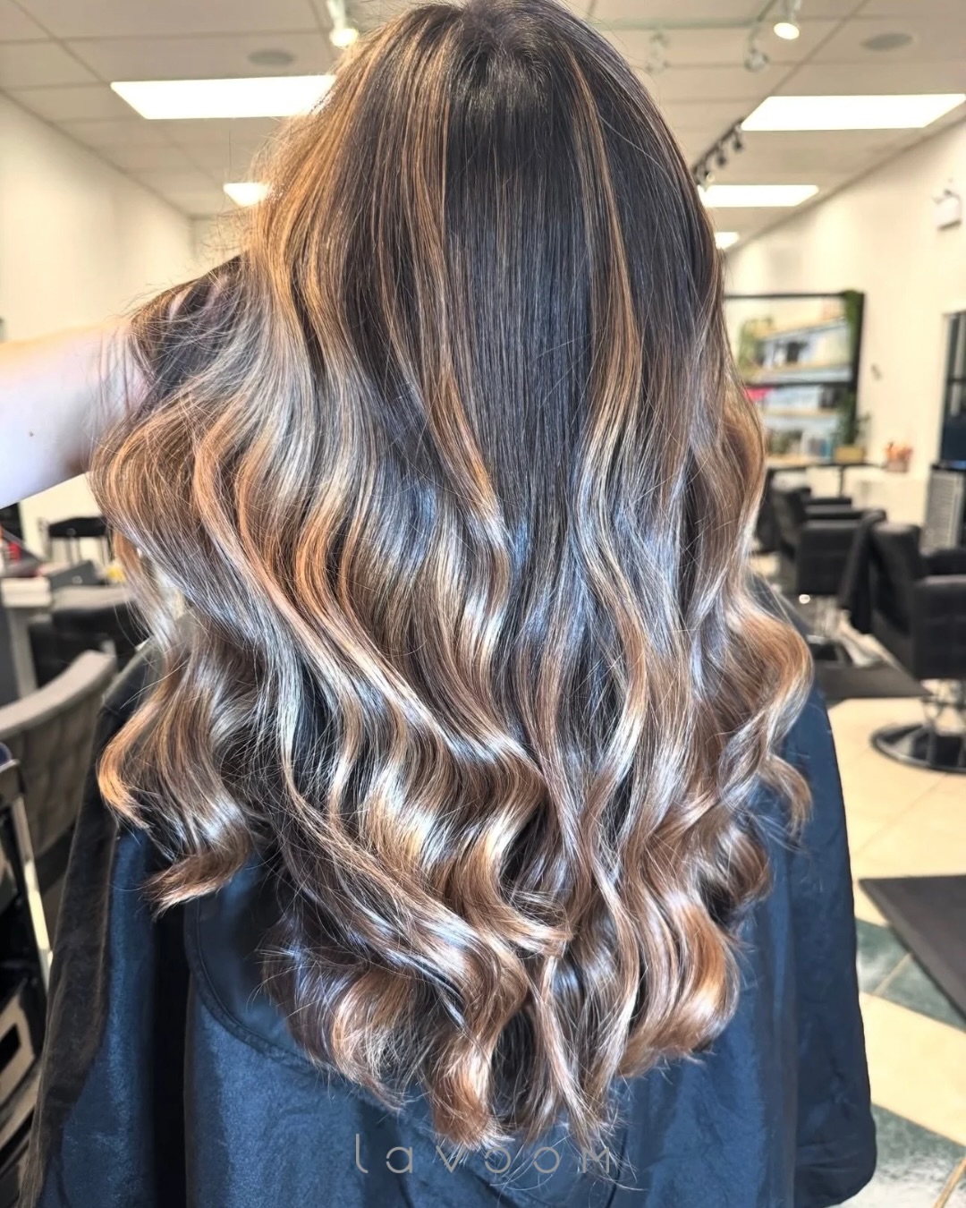 Ash brown refresh after 7 months 🤎
A seamless touch-up that restores depth, tone, and dimension while maintaining a soft, natural grow-out ✨
Timeless colour, effortlessly maintained 🤍
Done by @riamariannahair
.
.
.
.
#ashbrownhair #yyc #hairyyc