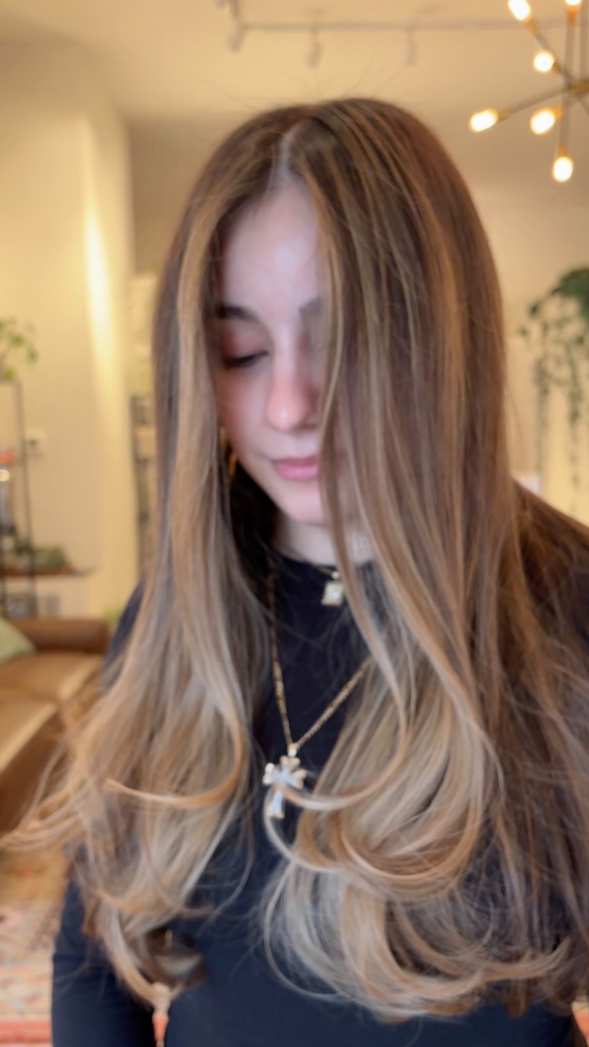 When you want a change but you aren’t sure where to go next, try shifting the focal point of your color!
Add more brightness around your face, more dimension through the ends, or even elongate your root! These are small changes that can make a huge impact.
Not sure what you want to do next with your hair? Send me a DM and I’ll send you my consultation form!
#portlandhair #portlandhaircolorist #pdxhair #pdxsalon
Portland hair stylist • Portland salon • Portland lived in color