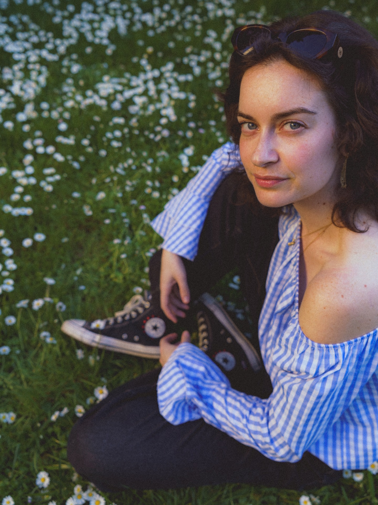 Hello hello ! Je me présente pour les nouveaux visages qui arrivent par ici ! 🪩 Je m’appelle Romane, je suis photographe de portraits et d’événements en région parisienne ! 🥐
Je propose des images vivantes, en mouvement et colorées. Je fais attention aux détails et à mon environnement (ceux qui ont déjà shooté avec moi savent que je suis une mini-déménageuse) quand j’ai des idées artistiques dans la tête (promis je remet les choses à chaque fois). 🤭
Pendant mes séances, j’aime écouter, échanger et tester avec mes clients, on prend le temps. Dans mon approche, j’apprécie particulièrement photographier les femmes, aux différentes étapes de leur vie, perso ou pro : les mamans et leurs kids, les futures-mariées, les pros, les indépendantes et les artistes. J’adore l’artisanat et ce que l’on réalise avec ses mains. 🫶
Pendant mes reportages de mariage ou d’évènements, j’apprécie l’intensité et le mouvement, le fait que ça soit super vivant ! J’adore aussi l’adaptation qu’il faut avoir sur le terrain, ça me correspond vraiment bien ! Le contraste entre les différents moments d’une même journée.
📸 Si vous souhaitez échanger à propos d’une séance photo ou d’un reportage, vous pouvez m’écrire par le biais du formulaire de contact de mon site internet : romanediez.com 🎨🪩