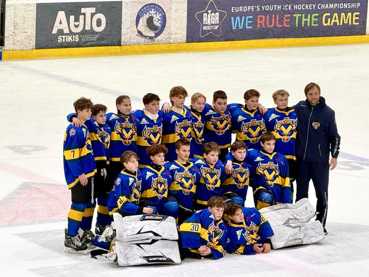 Aizvadīts U14AA Riga Cup 2026🏒
Komanda aizvadījusi vairākas spēles starptautiskajā Riga Cup turnīrā, sacenšoties ar komandām no dažādām valstīm. Turnīra pirmajā dienā ventspilnieki piekāpās Fops U14 ar 0:4 un STEMAC Lions ar 1:9, bet dienas noslēgumā izcīnīja uzvaru pār Tappara White ar 3:2.
Otrajā dienā komanda pārliecinoši uzvarēja Rungsted Blue ar 8:4, bet vēlāk zaudēja Saipa Keltainen ar 2:4.
Noslēdzošajā dienā HK Ventspils ar 3:4 piekāpās Haki White, bet turnīru noslēdza ar uzvaru pār HKKJ ar 5:4 spēlē par 21. vietu.
Rezultatīvākais komandas spēlētājs turnīrā bija Alekss Korsunovs ar 9 punktiem (6+3). Viņam seko Jēkabs Lūsēns ar 5 punktiem (4+1), kā arī vairāki spēlētāji ar 4 punktiem - Reinis Dūniņš (2+2), Jurģis Ķempelis (1+3) un Kristers Liepiņš (2+2).
Kā jau katru gadu, dalība Riga Cup turnīrā komandai sniedz vērtīgu pieredzi un iespēju mēroties spēkiem ar spēcīgiem pretiniekiem. Paldies atbalstītājiem, trenerim Jānim un vecākiem par šo doto iespēju! 🤩
