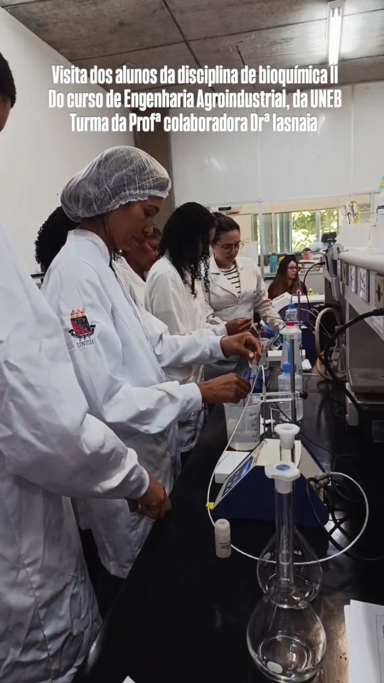 Recebemos com muita alegria a visita dos alunos da disciplina de Bioquímica II, do curso de Engenharia Agroindustrial da UNEB 💚🔬
A turma da Profª colaboradora Drª Iasnaia participou de uma aula prática sobre o processo de fermentação em estado sólido, vivenciando na prática conceitos fundamentais da bioquímica.
Momentos como esse fortalecem a troca de conhecimento e aproximam teoria e prática dentro do laboratório! ✨🧪
#bioquimica #engenhariaagroindustrial #uneb #aulapratica #labiocat