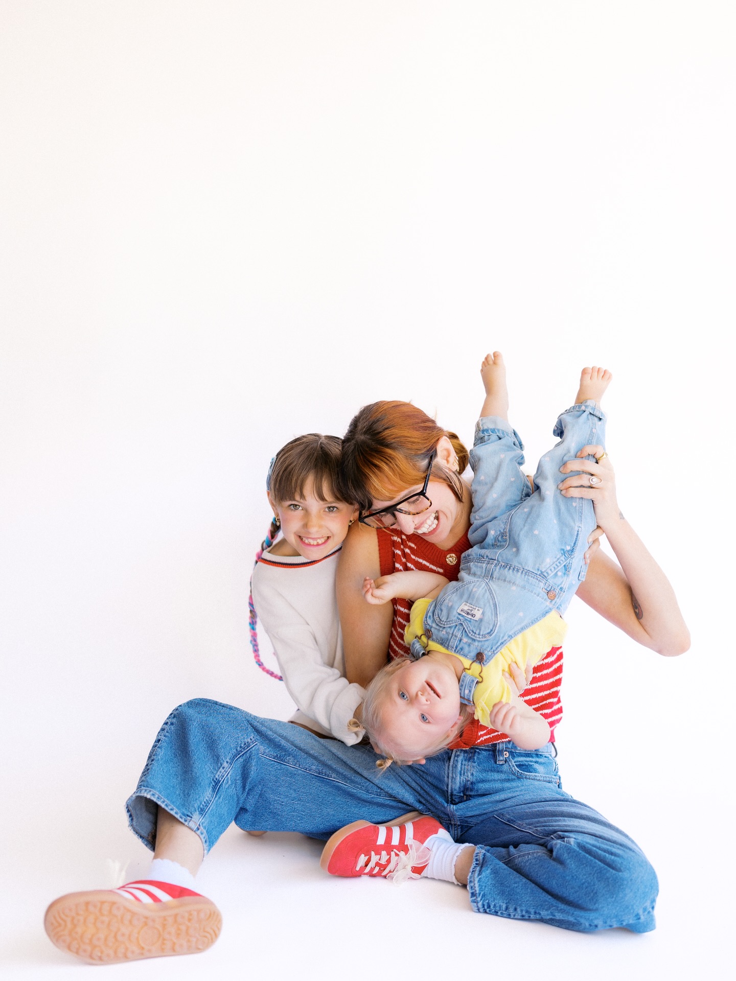 What’s better than these sweet faces, a plain backdrop and lots of color?! ❤️🦋💛 Releasing a FUN backdrop series next week. A short & sweet session. A really fun theme. Just for the kids. Subscribe to be the first to know! Link in bio 🦸🏽♂️👸🏼🧸