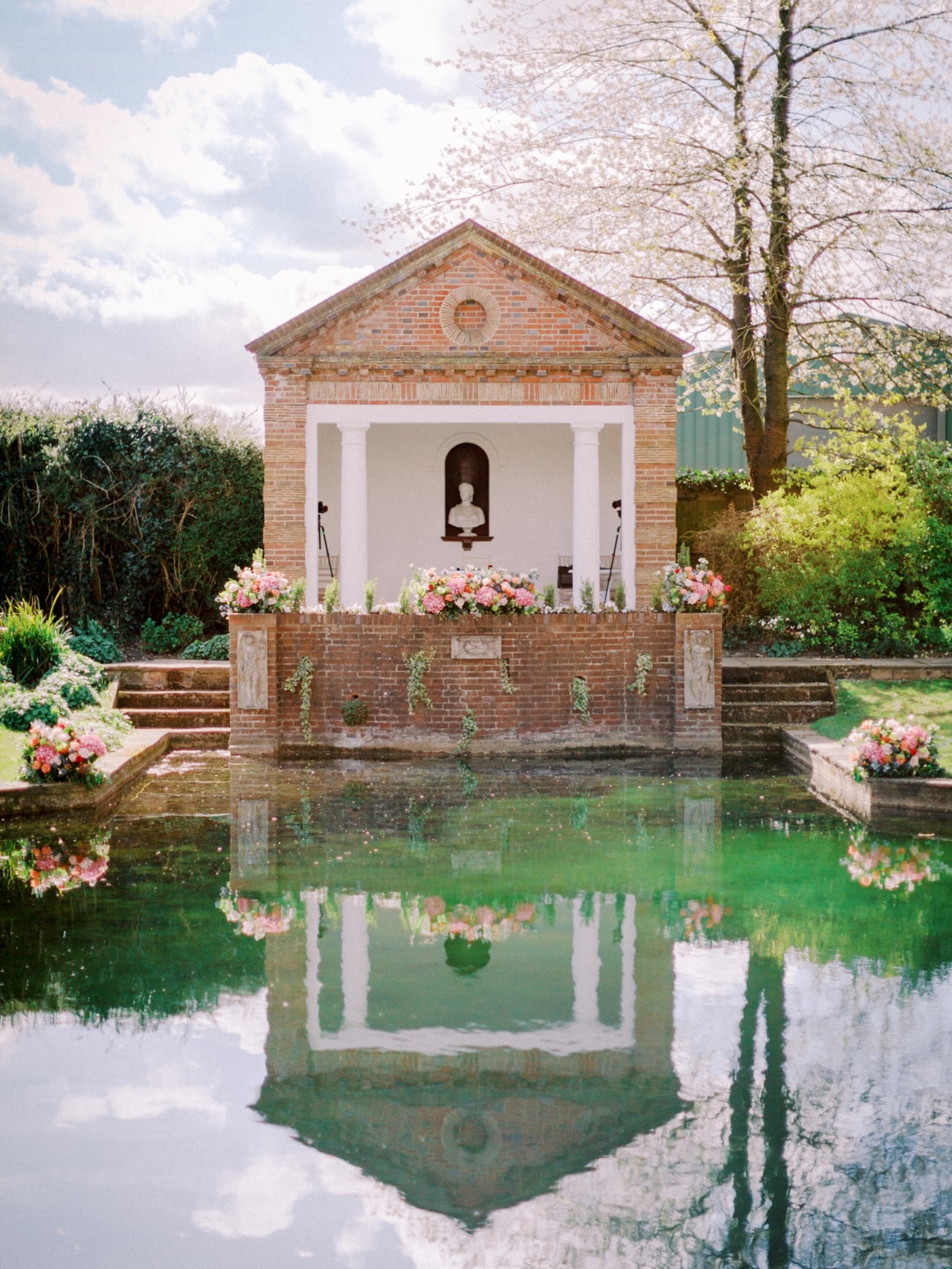 Going through the archives I happily stumbled across these beauties from the most colourful of April weddings @micklefieldhall
Beauts ❤️🩷🧡✨
Photography @sanshinephoto
Venue @micklefieldhall
Flowers @appleblossomflowers_
#micklefieldhall #micklefieldhallweddings #hertfordshirewedding #barnweddings #weddinginspiration