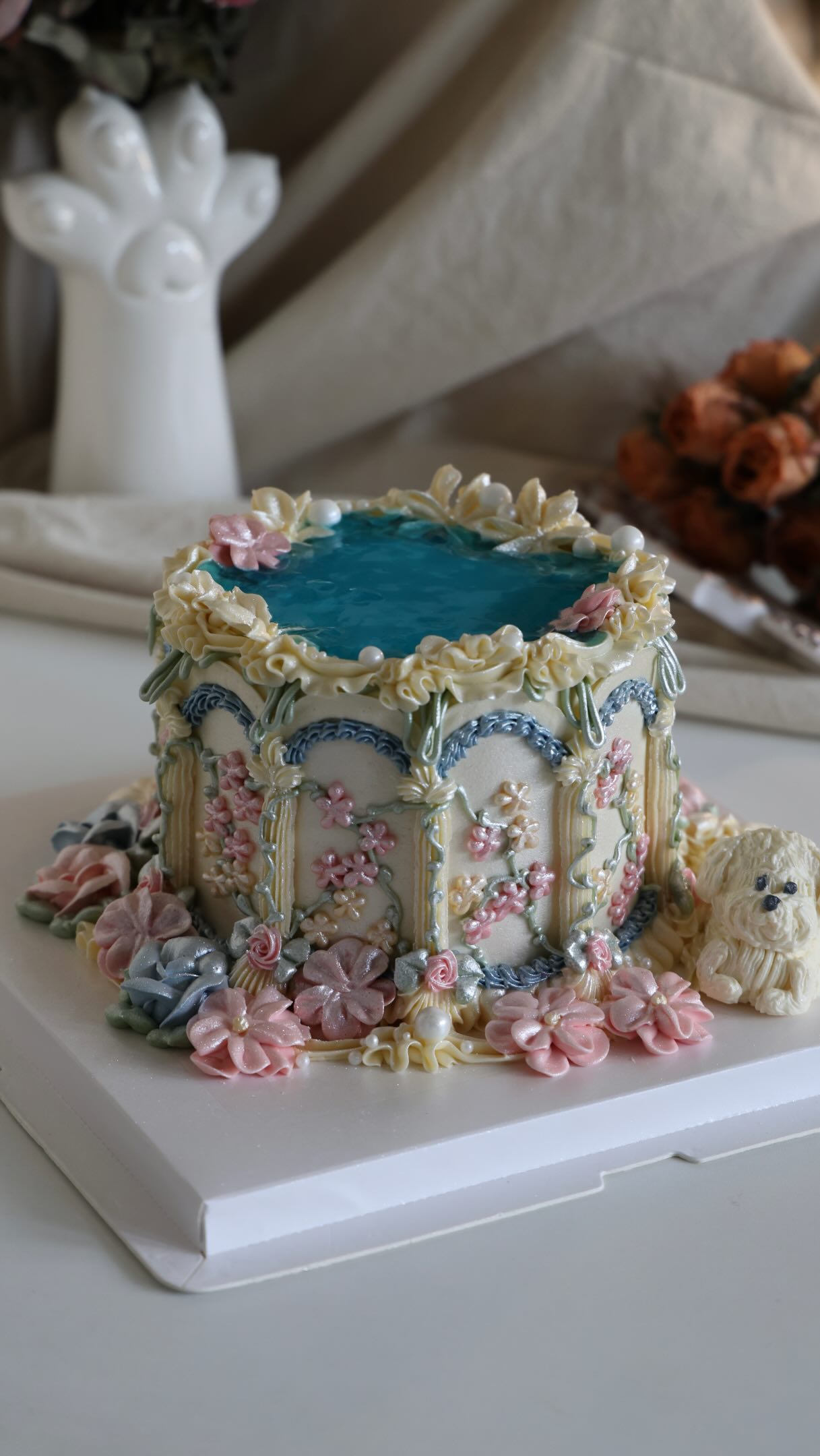 A little enchanted pond, thoughtfully reimagined. β¨
After many tests behind the scenes, we developed this pond effect using our plant-based jelly blend instead of the traditional gelatine method - chosen for a cleaner taste, a more stable finish, and better compatibility with our buttercream designs.
A little cake-engineering moment, from pouring the pond to packing the finished cake. πͺ
#enchantedcake #fairytalecake #bespokecake #londoncakes #romanticcake