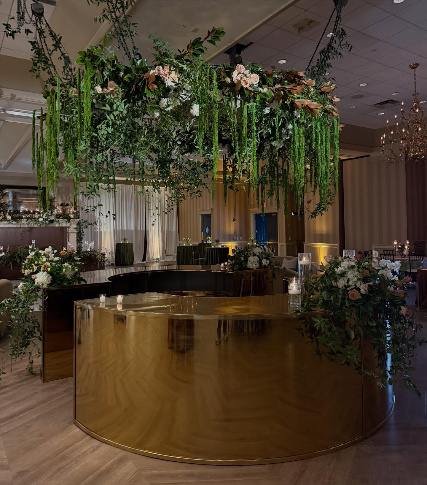 Floral rigging done right. Secure, seamless, and stunning!
VENDORS:
Planning + Design: @counceandco
Production Design: @cae_lr
Floral Design: @norwooddayfloralco
Photography: @katimallory
Videography: @creativetableweddings
Venue: @chenalcc
Rentals: @eventology_us