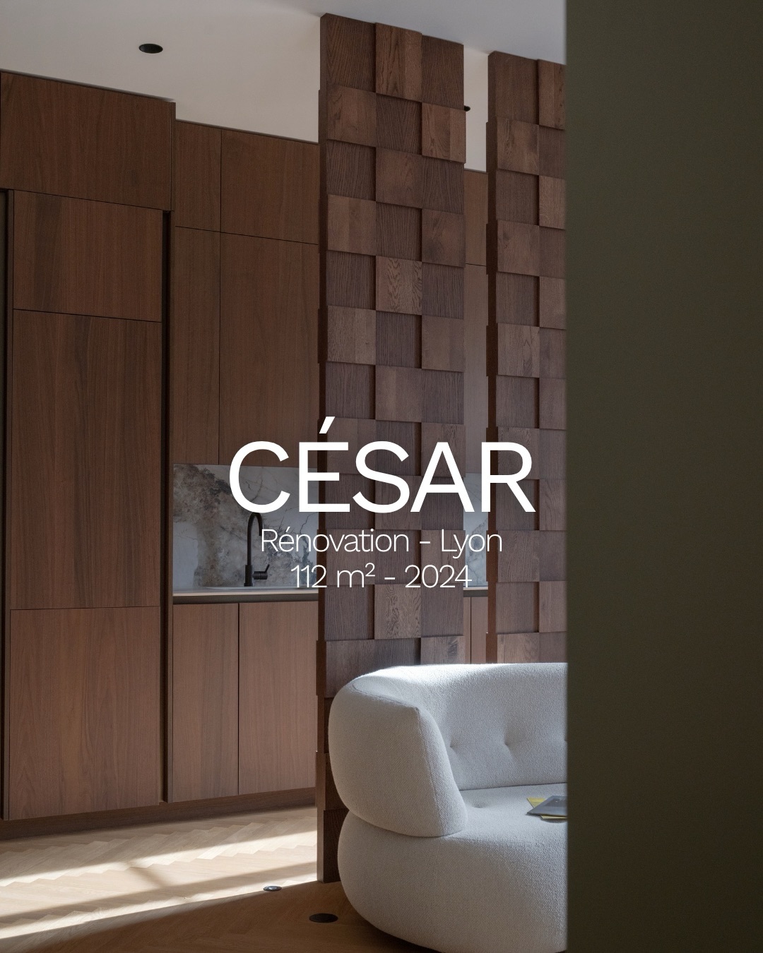 APPARTEMENT CÉSAR
Rénovation | Lyon | 2024
112 m²
—
Un appartement des années 30 entièrement repensé pour répondre aux usages
d’aujourd’hui, tout en conservant l’élégance de ses codes d’origine.
La redistribution des volumes structure les espaces avec clarté, entre coin nuit
dissimulé et pièce de vie ouverte, organisée autour d’une cuisine pensée comme une
véritable pièce maîtresse.
Matériaux forts, lignes épurées, contrastes assumés : un équilibre subtil entre
caractère et douceur.
📷 @sabine_serrad
—
#appartementcesar #architecturedinterieur #interiordesign #renovationappartement
#lyon