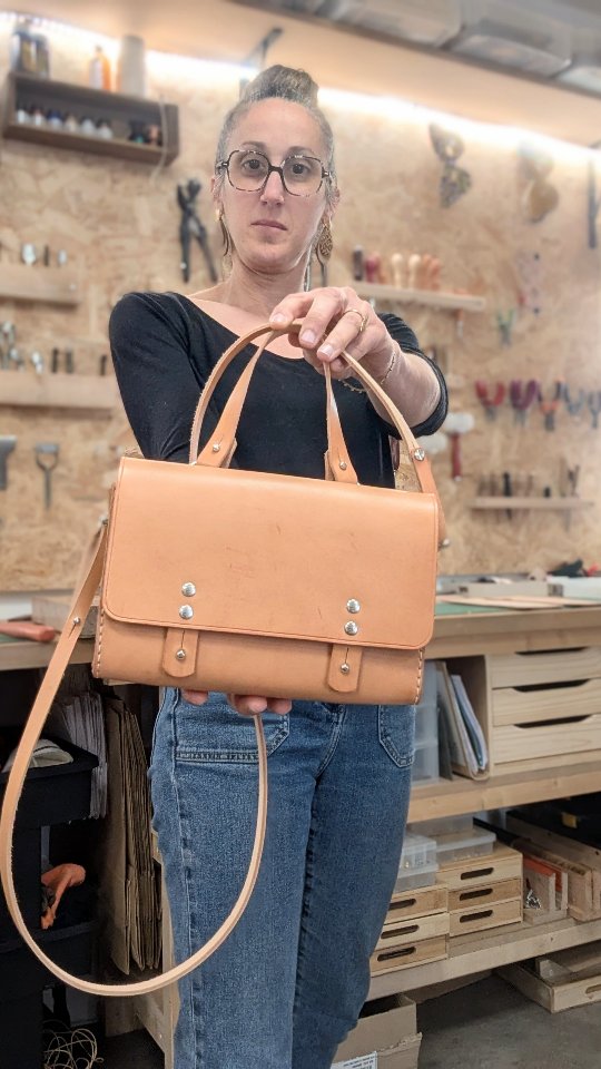 -- Un petit nouveau à l’atelier --
Aimes-tu ?
Je n’ai pas encore eu le temps de l’ajouter sur mon site mais il a déjà trouvé ses premières mains ✨
La sac Samia est disponible à la VENTE à l’atelier-boutique, bientôt sur le site (promis) et LA BONNE NOUVELLE tu peux également venir à l’atelier, le fabriquer avec TES PETITES MAINS 😁
Comme d'habitude, tu le personnalises et tu le fabriques selon les savoir-faire maroquinier...
Précision et soin apporté à chaque détail... 😉
Bonne soirée
Marion
#atelier #besace #maroquinerie #cuir #madeinfrance